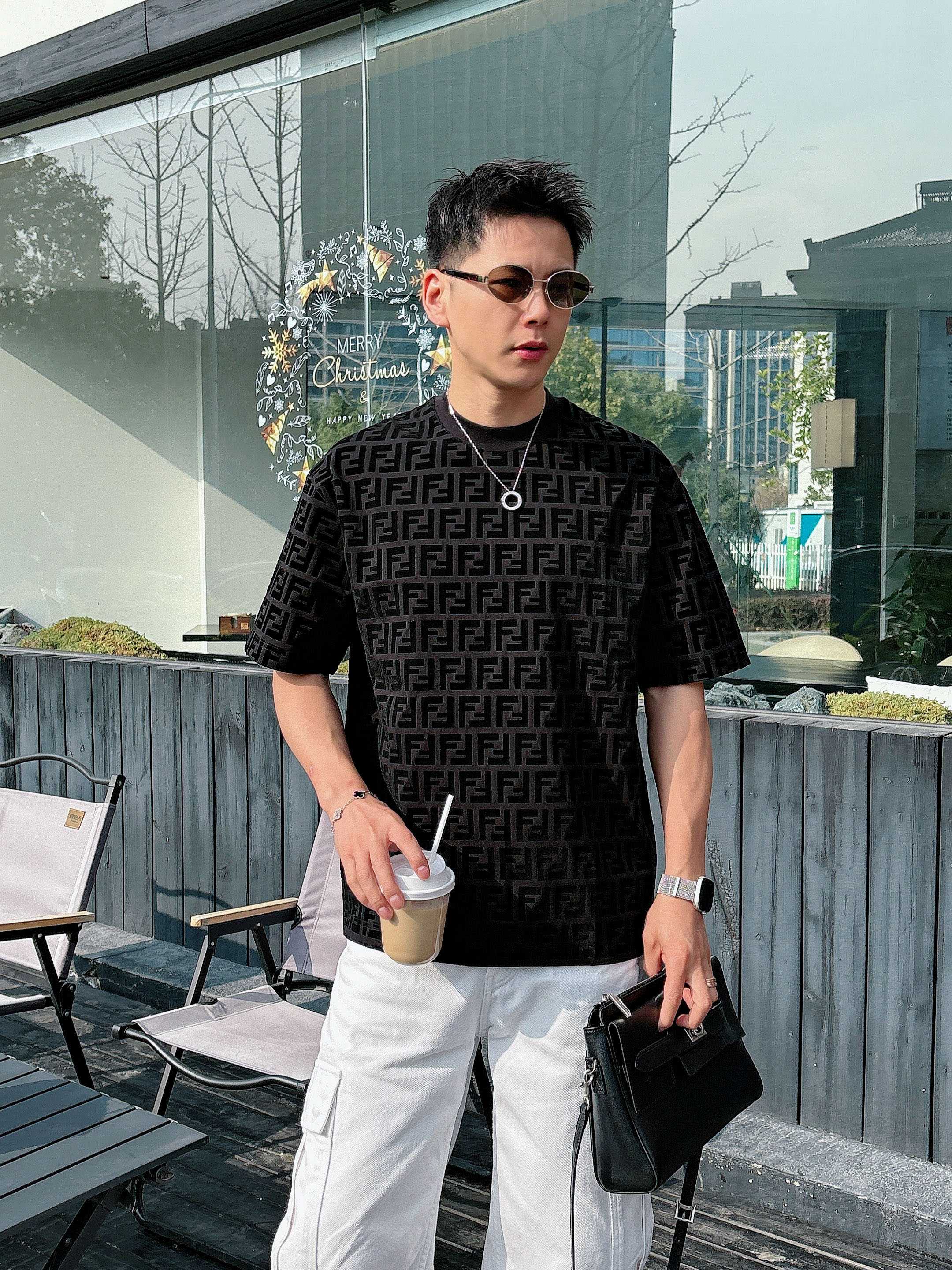 【 芬迪 2026春夏 · 高阶定制T恤】🔹 核心面料：秘鲁进口匹马棉 × 顶级丝光工艺🔹 核心体感：蚕