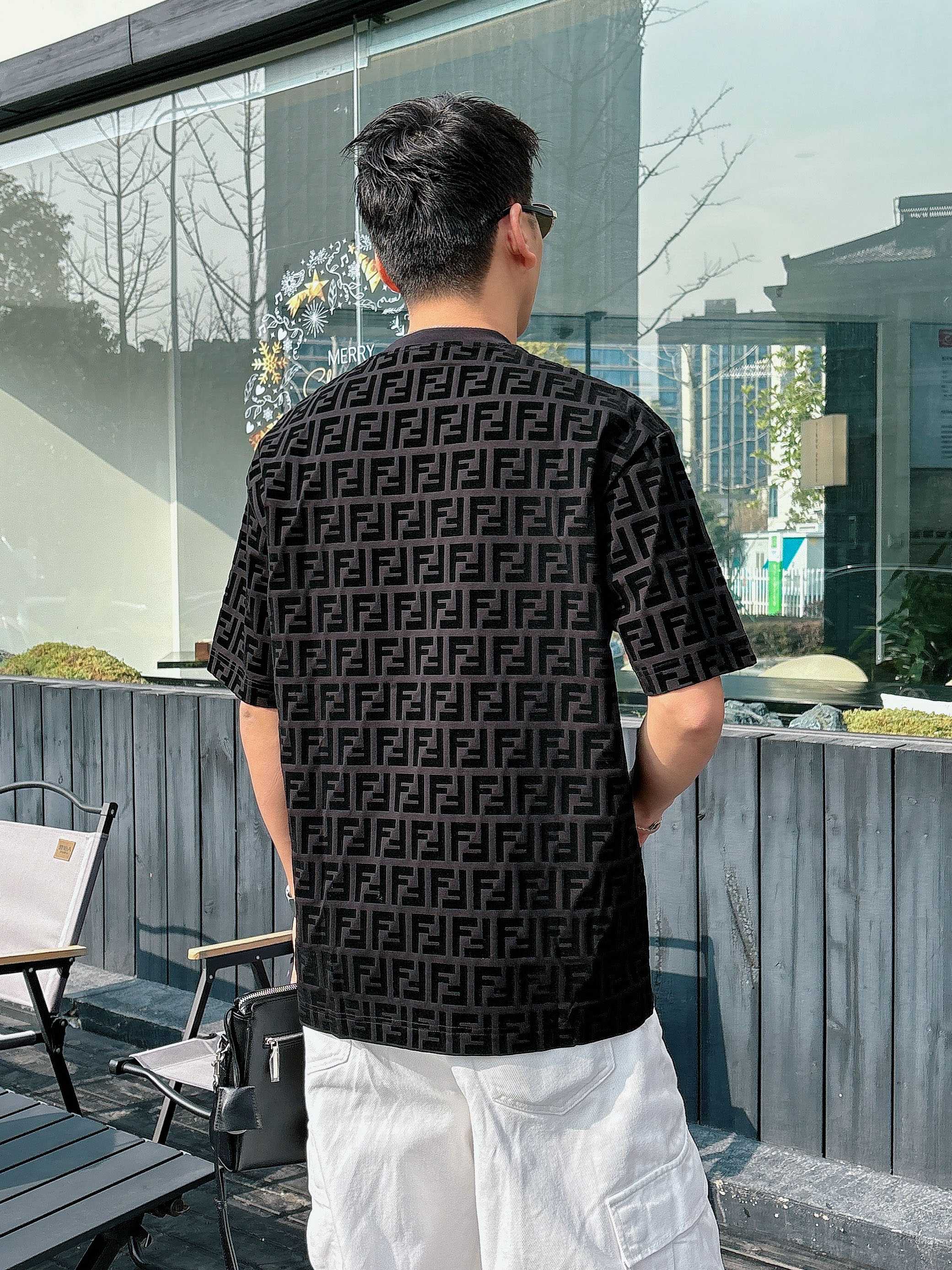 【 芬迪 2026春夏 · 高阶定制T恤】🔹 核心面料：秘鲁进口匹马棉 × 顶级丝光工艺🔹 核心体感：蚕