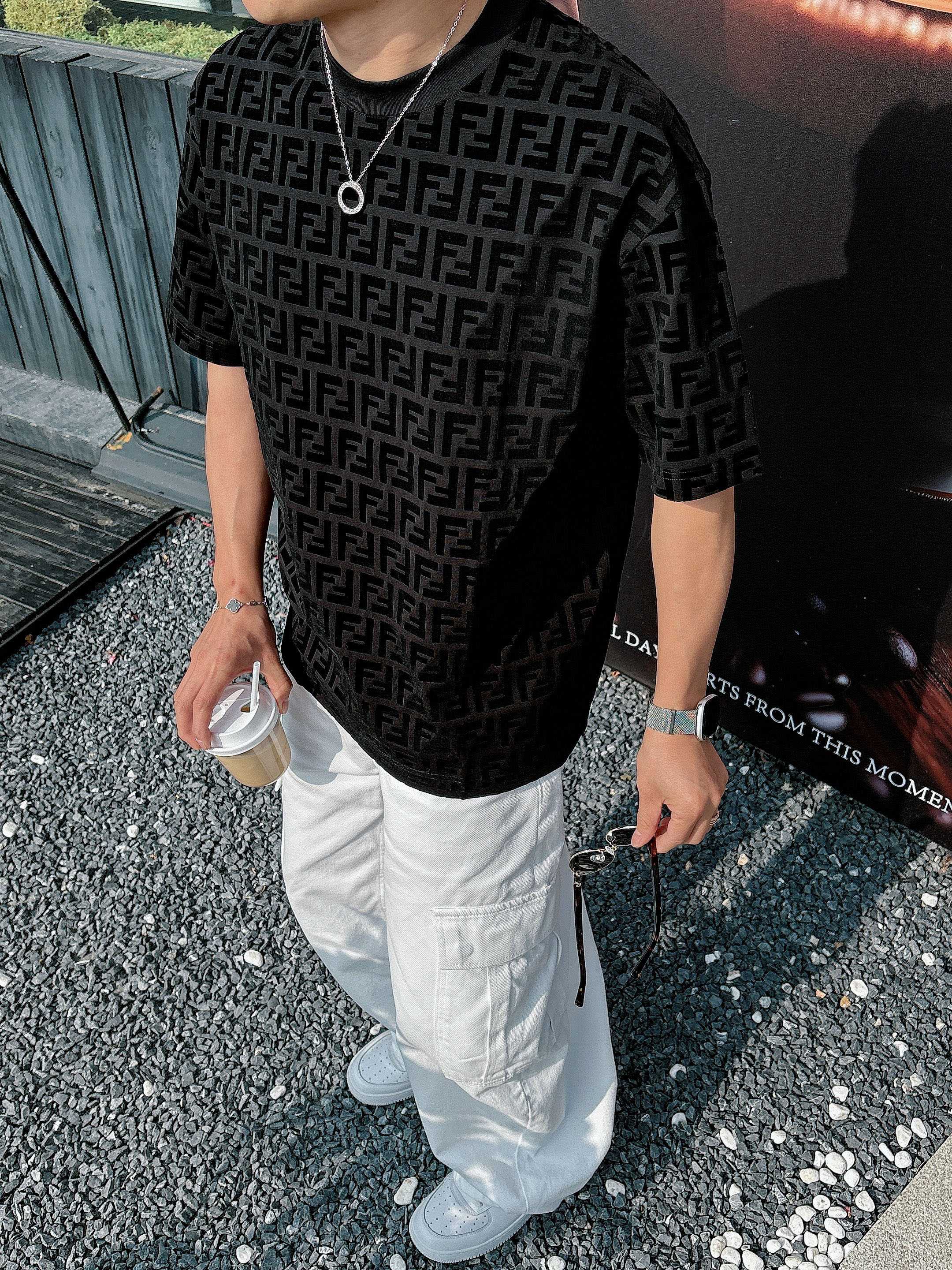 【 芬迪 2026春夏 · 高阶定制T恤】🔹 核心面料：秘鲁进口匹马棉 × 顶级丝光工艺🔹 核心体感：蚕