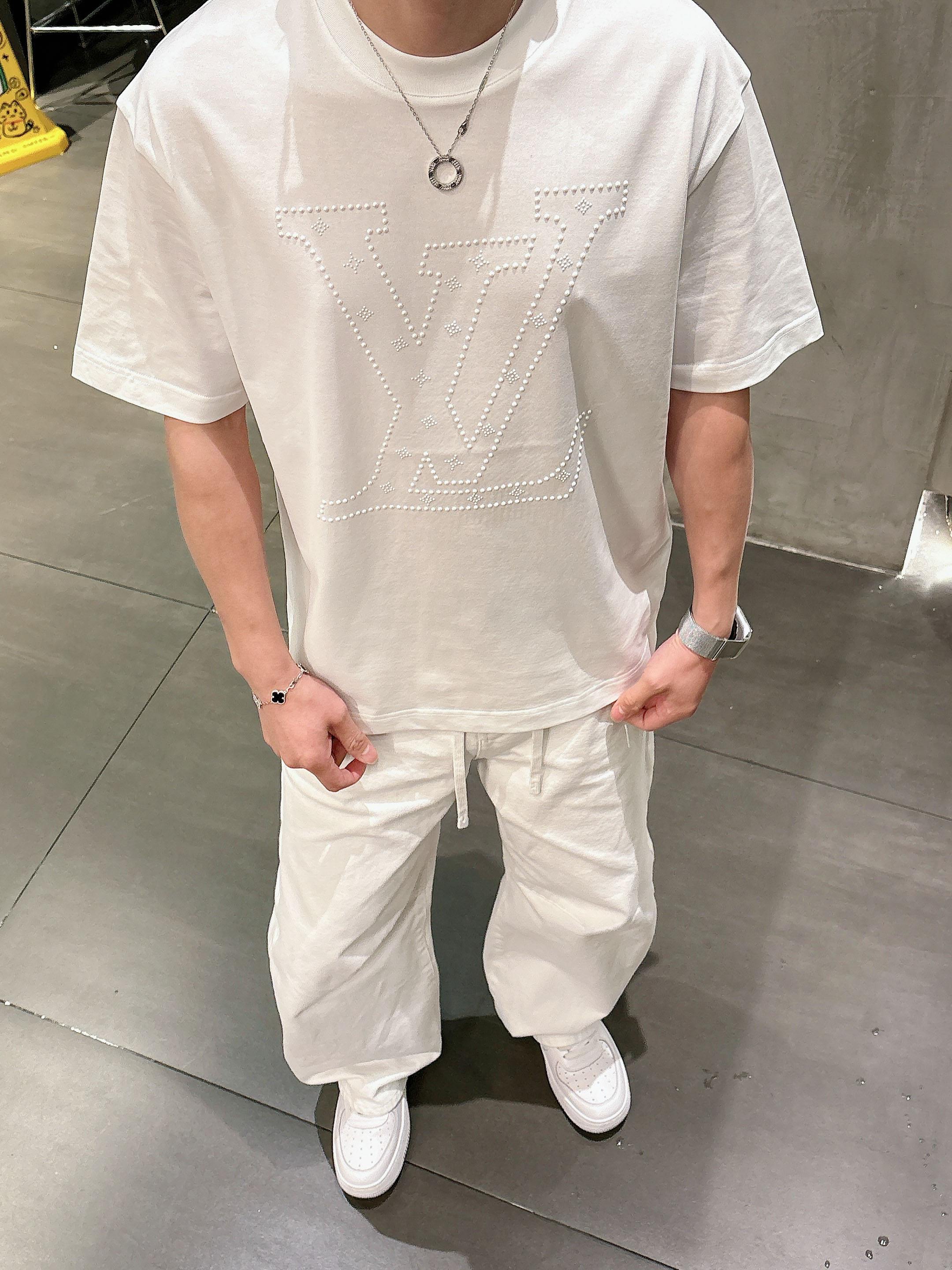 【 LV 2026春夏 · 高阶定制T恤】🔹 核心面料：秘鲁进口匹马棉 × 顶级丝光工艺🔹 核心体感：蚕