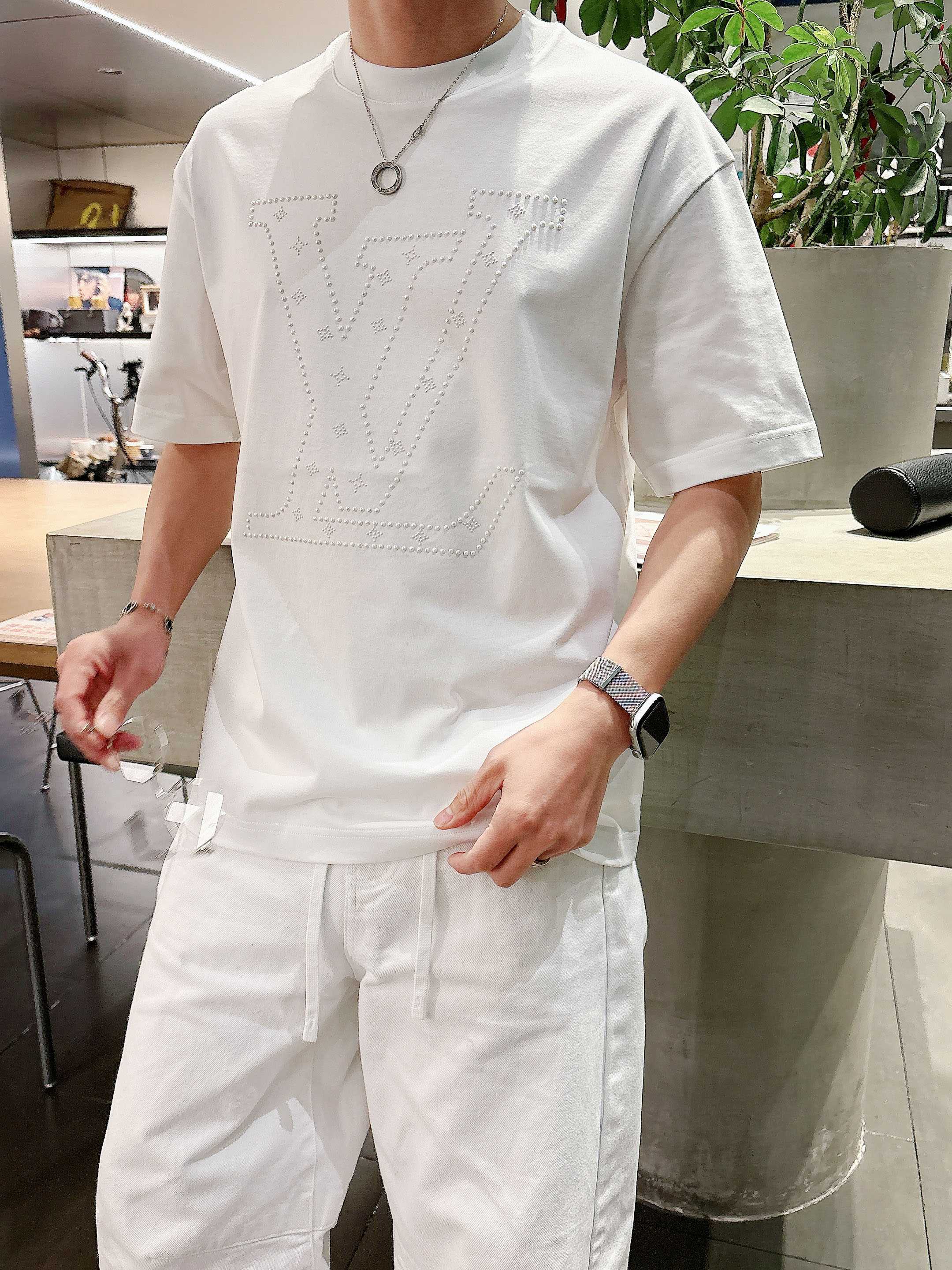 【 LV 2026春夏 · 高阶定制T恤】🔹 核心面料：秘鲁进口匹马棉 × 顶级丝光工艺🔹 核心体感：蚕