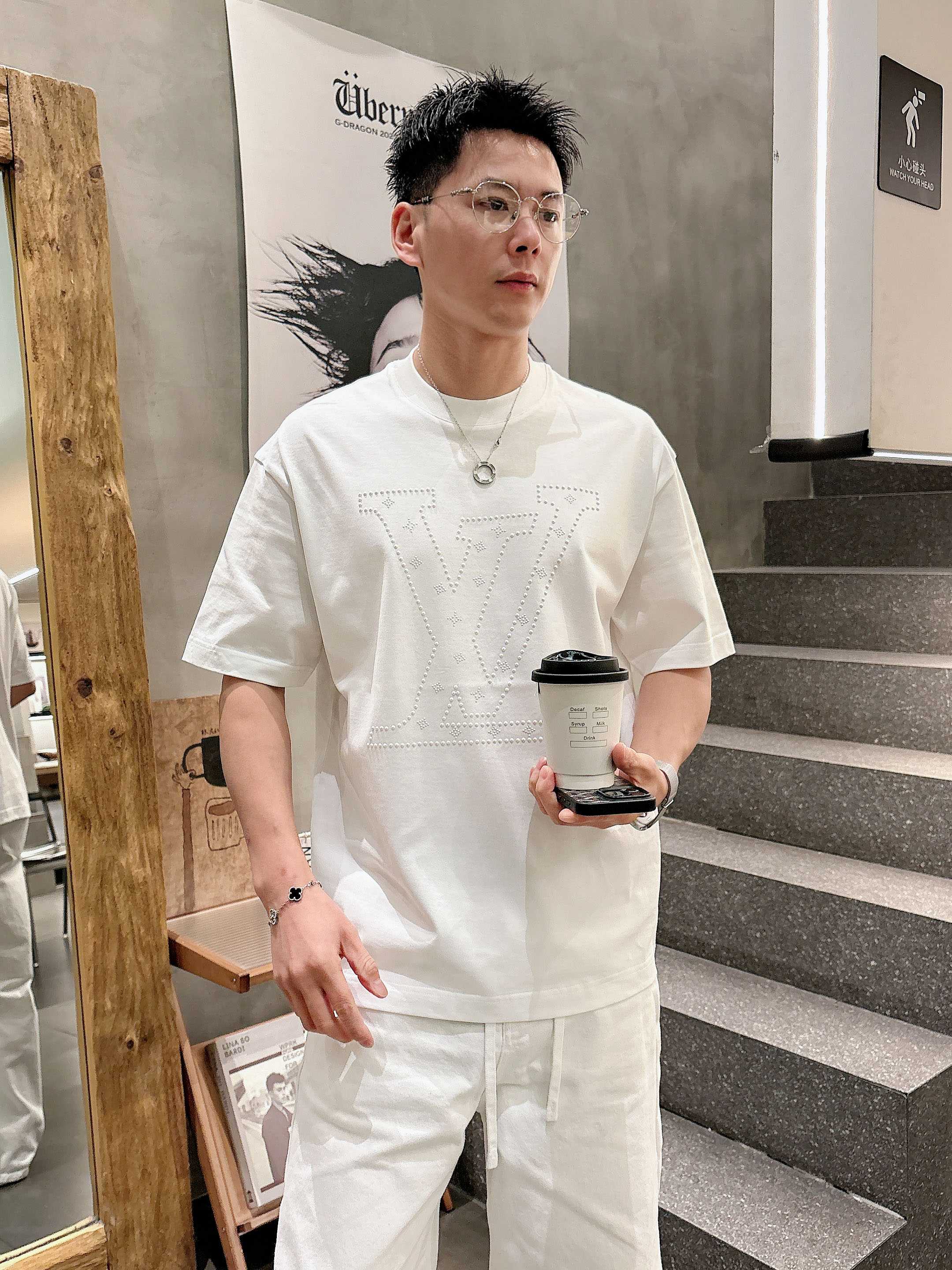【 LV 2026春夏 · 高阶定制T恤】🔹 核心面料：秘鲁进口匹马棉 × 顶级丝光工艺🔹 核心体感：蚕