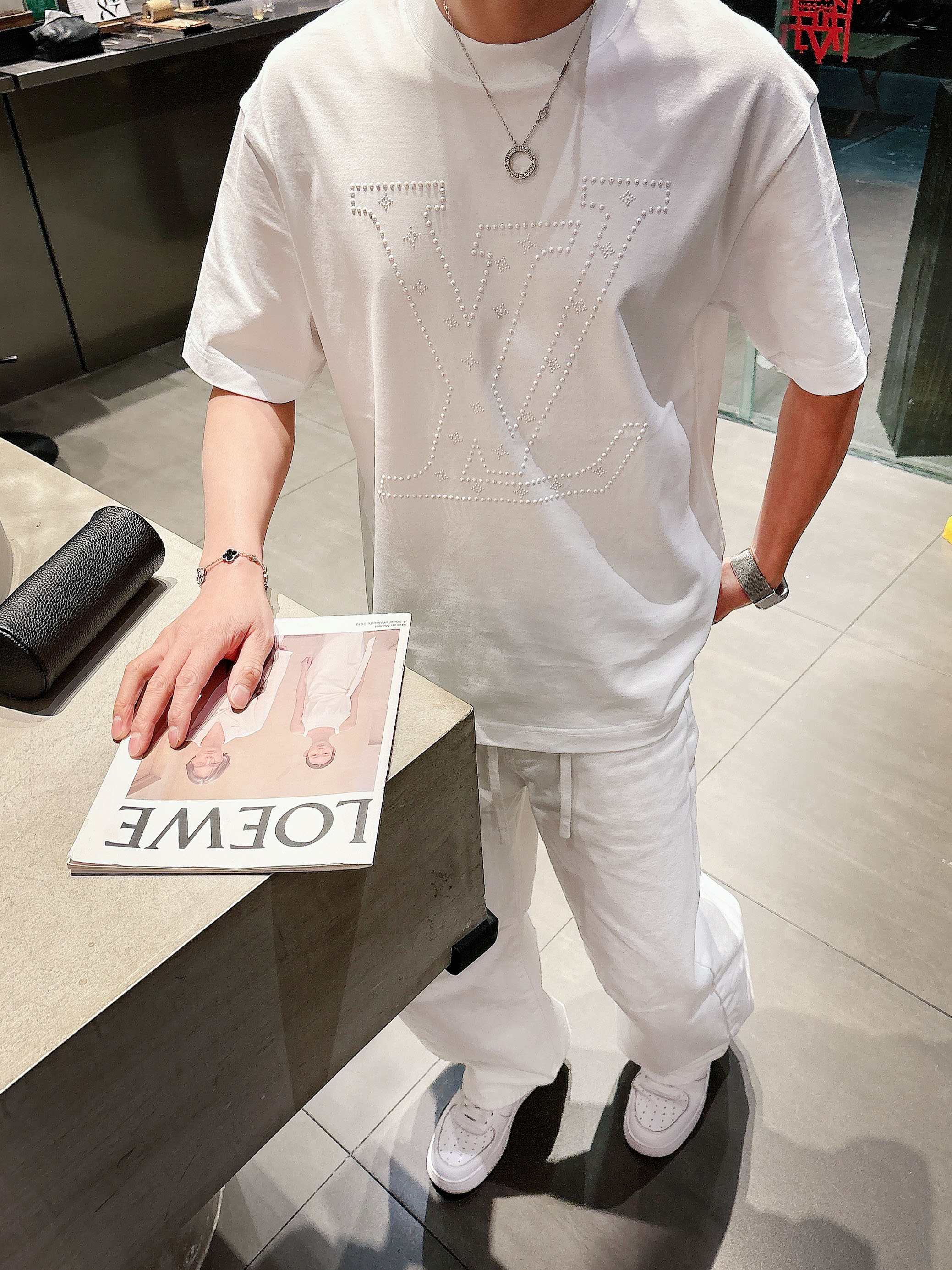 【 LV 2026春夏 · 高阶定制T恤】🔹 核心面料：秘鲁进口匹马棉 × 顶级丝光工艺🔹 核心体感：蚕