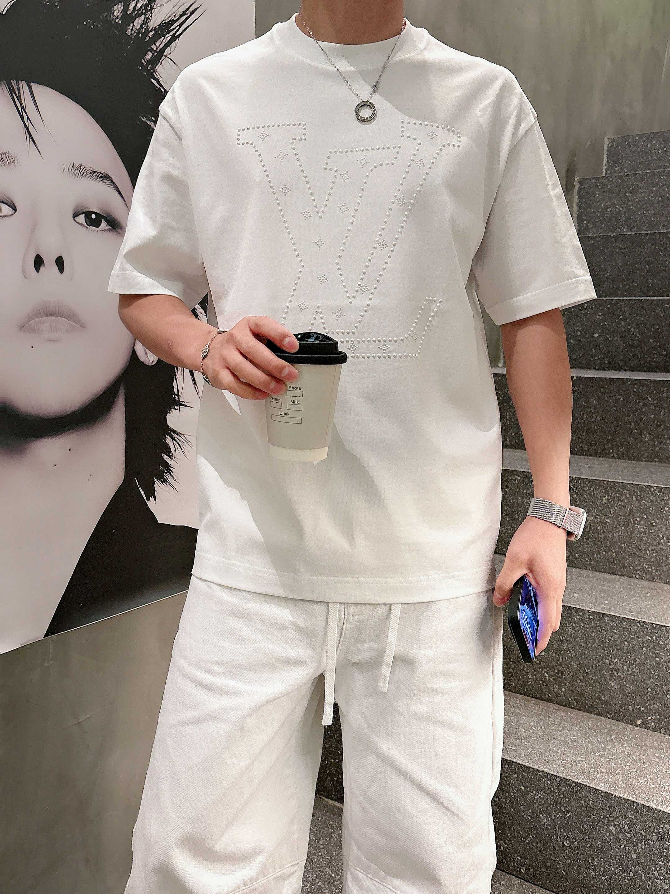 【 LV 2026春夏 · 高阶定制T恤】🔹 核心面料：秘鲁进口匹马棉 × 顶级丝光工艺🔹 核心体感：蚕