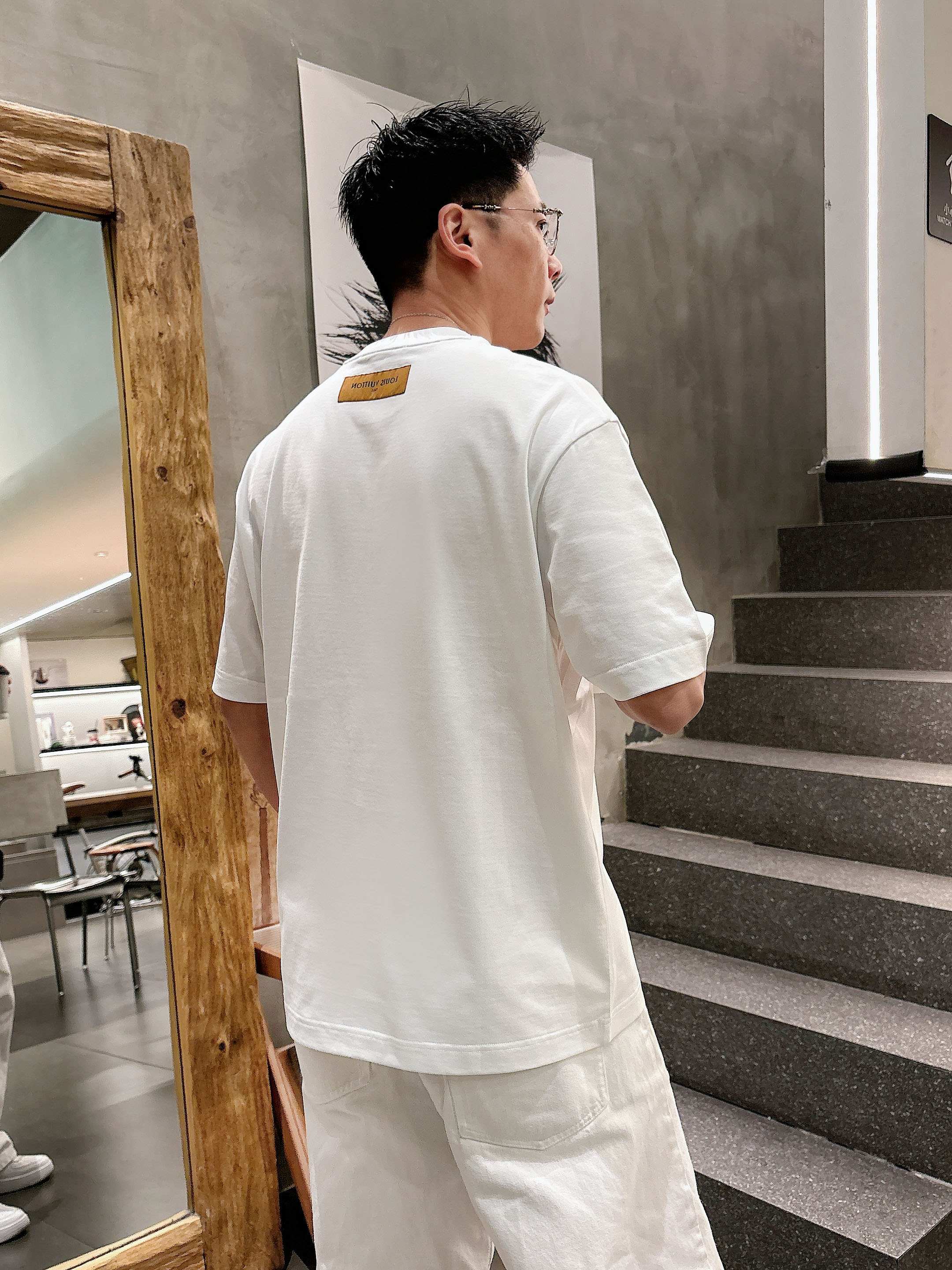 【 LV 2026春夏 · 高阶定制T恤】🔹 核心面料：秘鲁进口匹马棉 × 顶级丝光工艺🔹 核心体感：蚕