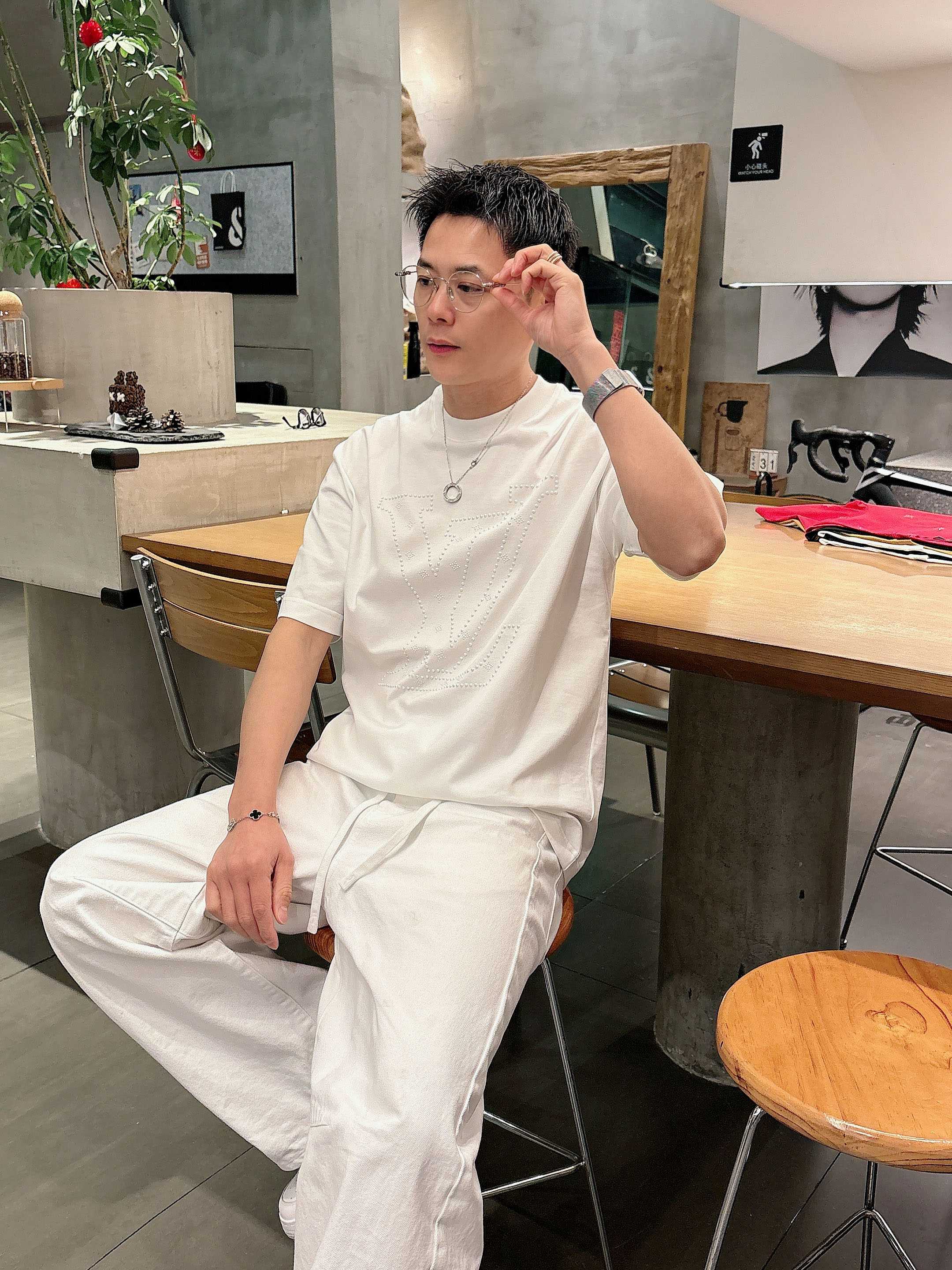 【 LV 2026春夏 · 高阶定制T恤】🔹 核心面料：秘鲁进口匹马棉 × 顶级丝光工艺🔹 核心体感：蚕