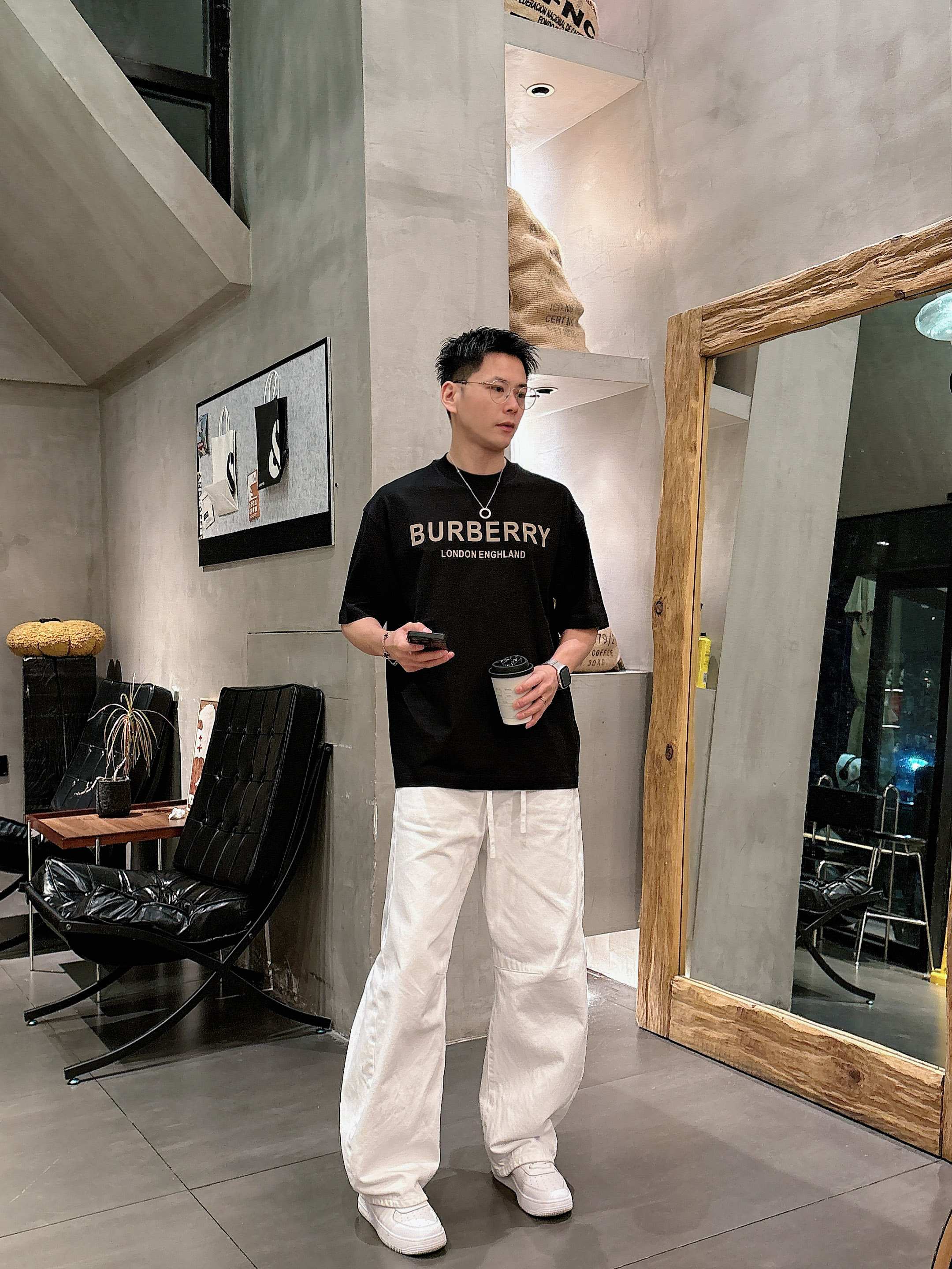 【 巴宝莉 2026春夏 · 高阶定制T恤】🔹 核心面料：秘鲁进口匹马棉 × 顶级丝光工艺🔹 核心体感：