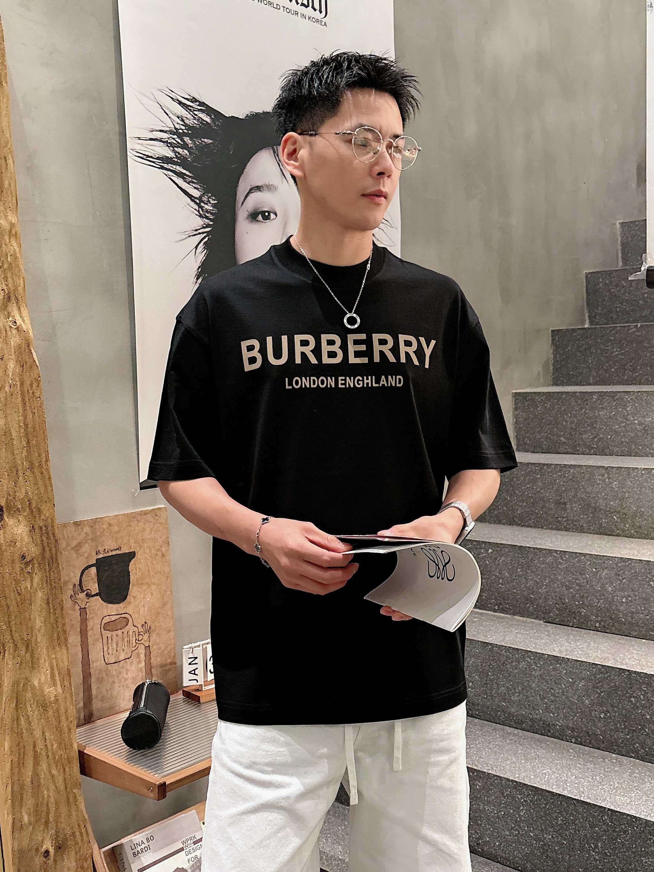 【 巴宝莉 2026春夏 · 高阶定制T恤】🔹 核心面料：秘鲁进口匹马棉 × 顶级丝光工艺🔹 核心体感：