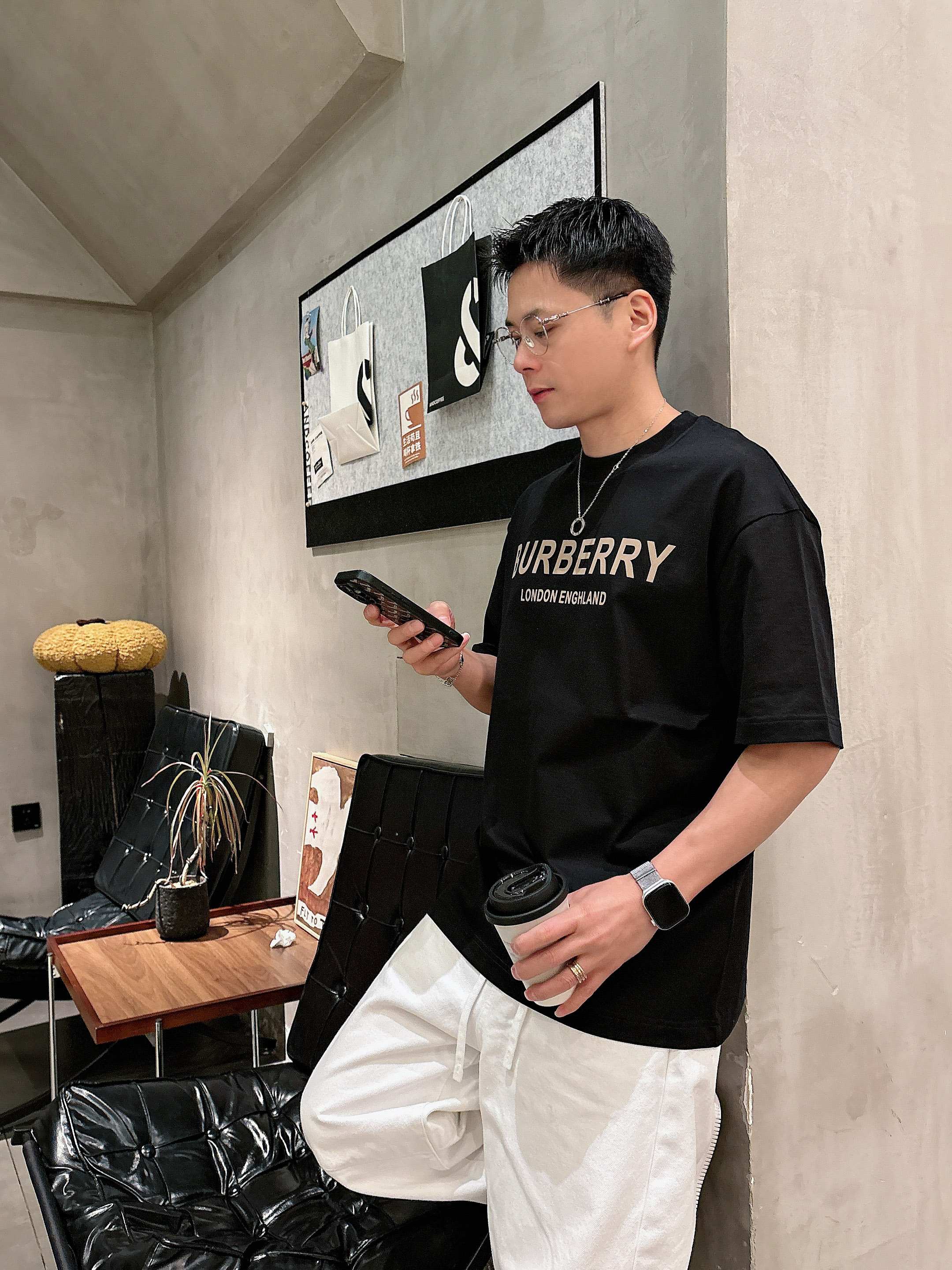 【 巴宝莉 2026春夏 · 高阶定制T恤】🔹 核心面料：秘鲁进口匹马棉 × 顶级丝光工艺🔹 核心体感：