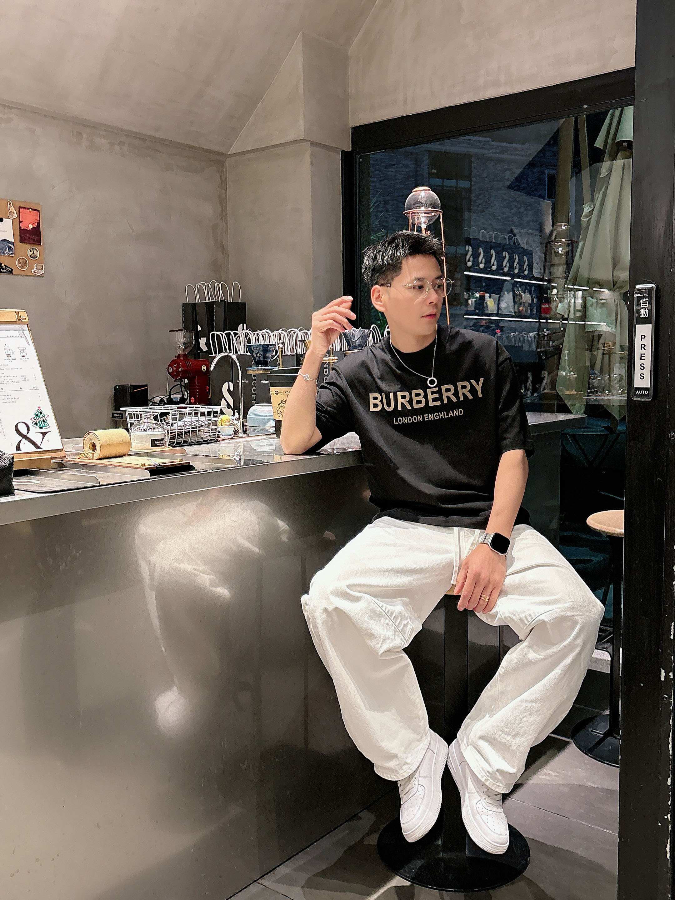 【 巴宝莉 2026春夏 · 高阶定制T恤】🔹 核心面料：秘鲁进口匹马棉 × 顶级丝光工艺🔹 核心体感：