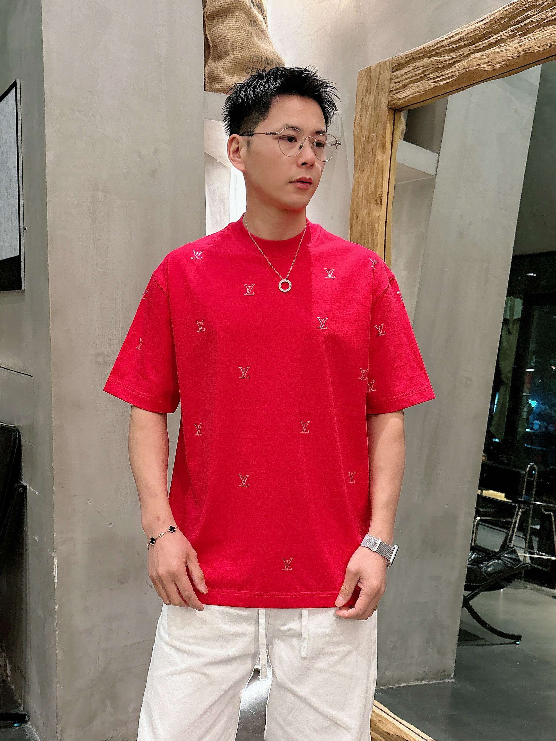 【 LV 2026春夏 · 高阶定制T恤】🔹 核心面料：秘鲁进口匹马棉 × 顶级丝光工艺🔹 核心体感：蚕
