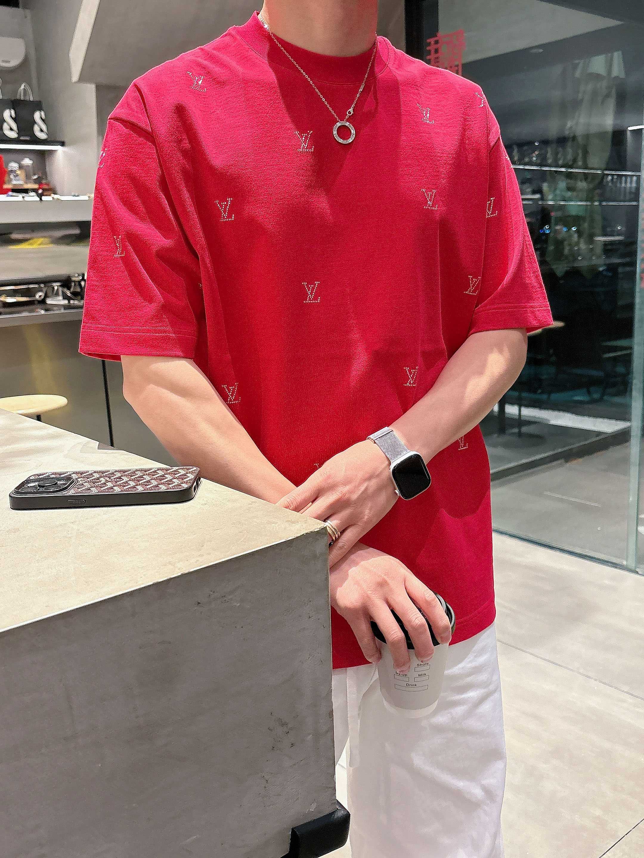 【 LV 2026春夏 · 高阶定制T恤】🔹 核心面料：秘鲁进口匹马棉 × 顶级丝光工艺🔹 核心体感：蚕