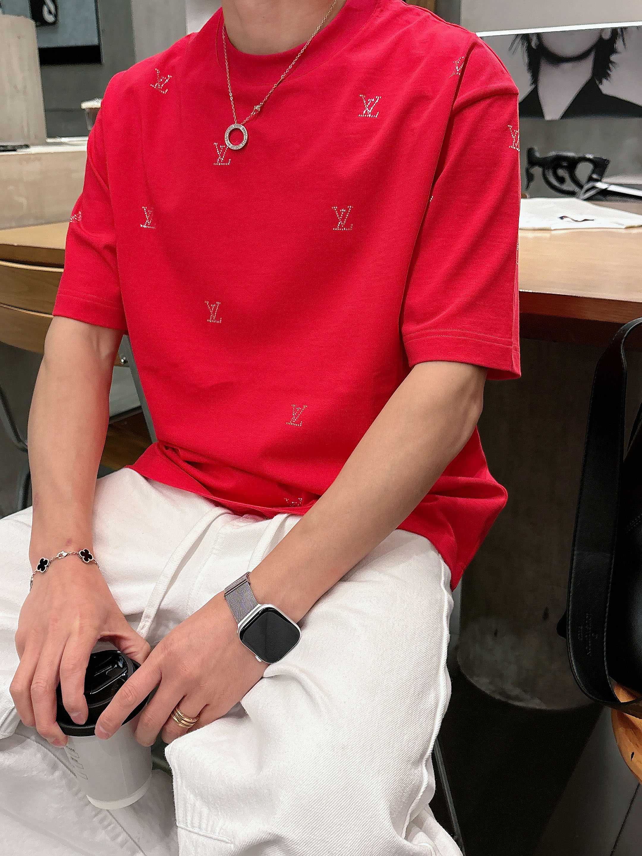 【 LV 2026春夏 · 高阶定制T恤】🔹 核心面料：秘鲁进口匹马棉 × 顶级丝光工艺🔹 核心体感：蚕