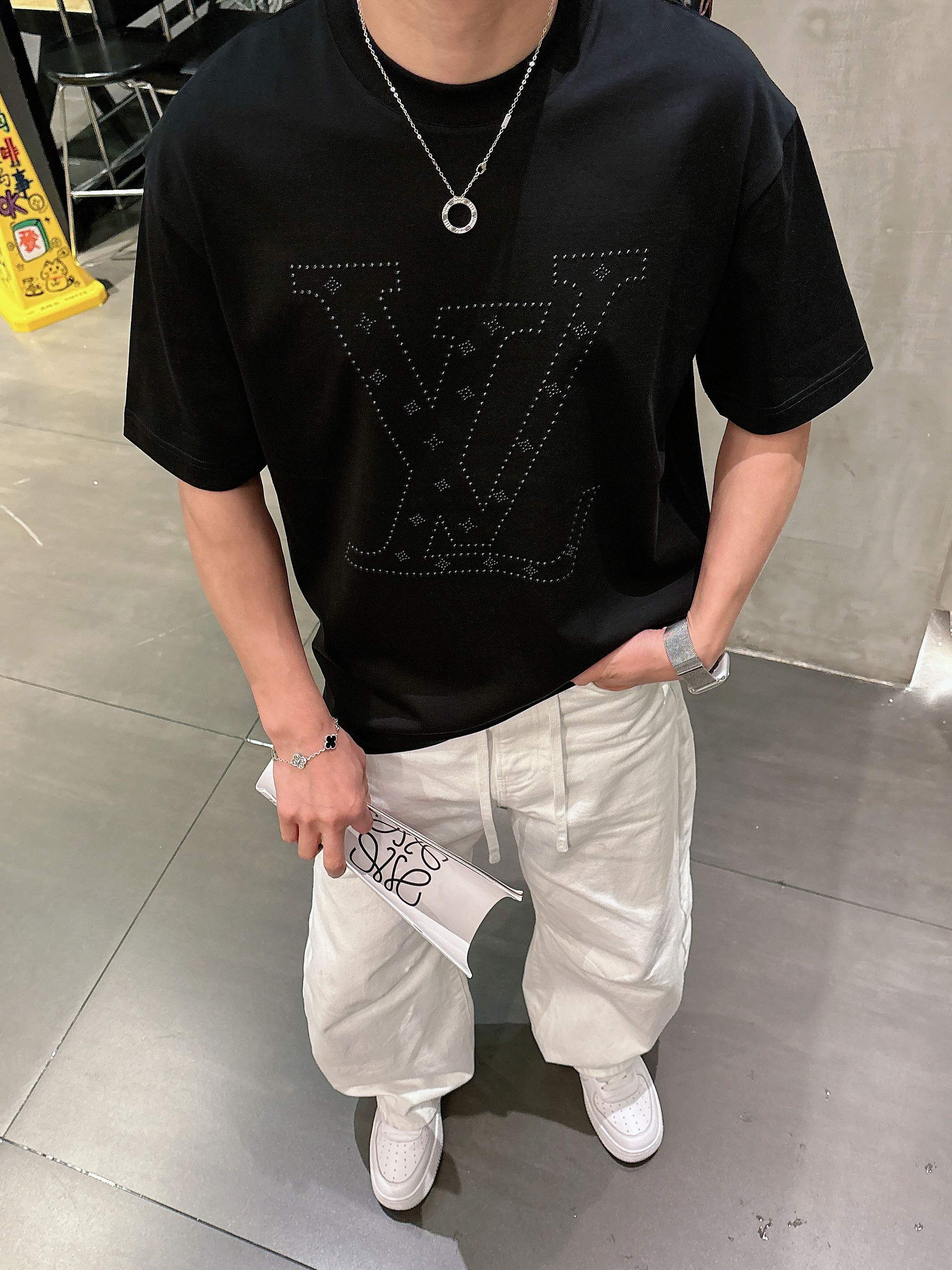 【 LV 2026春夏 · 高阶定制T恤】🔹 核心面料：秘鲁进口匹马棉 × 顶级丝光工艺🔹 核心体感：蚕