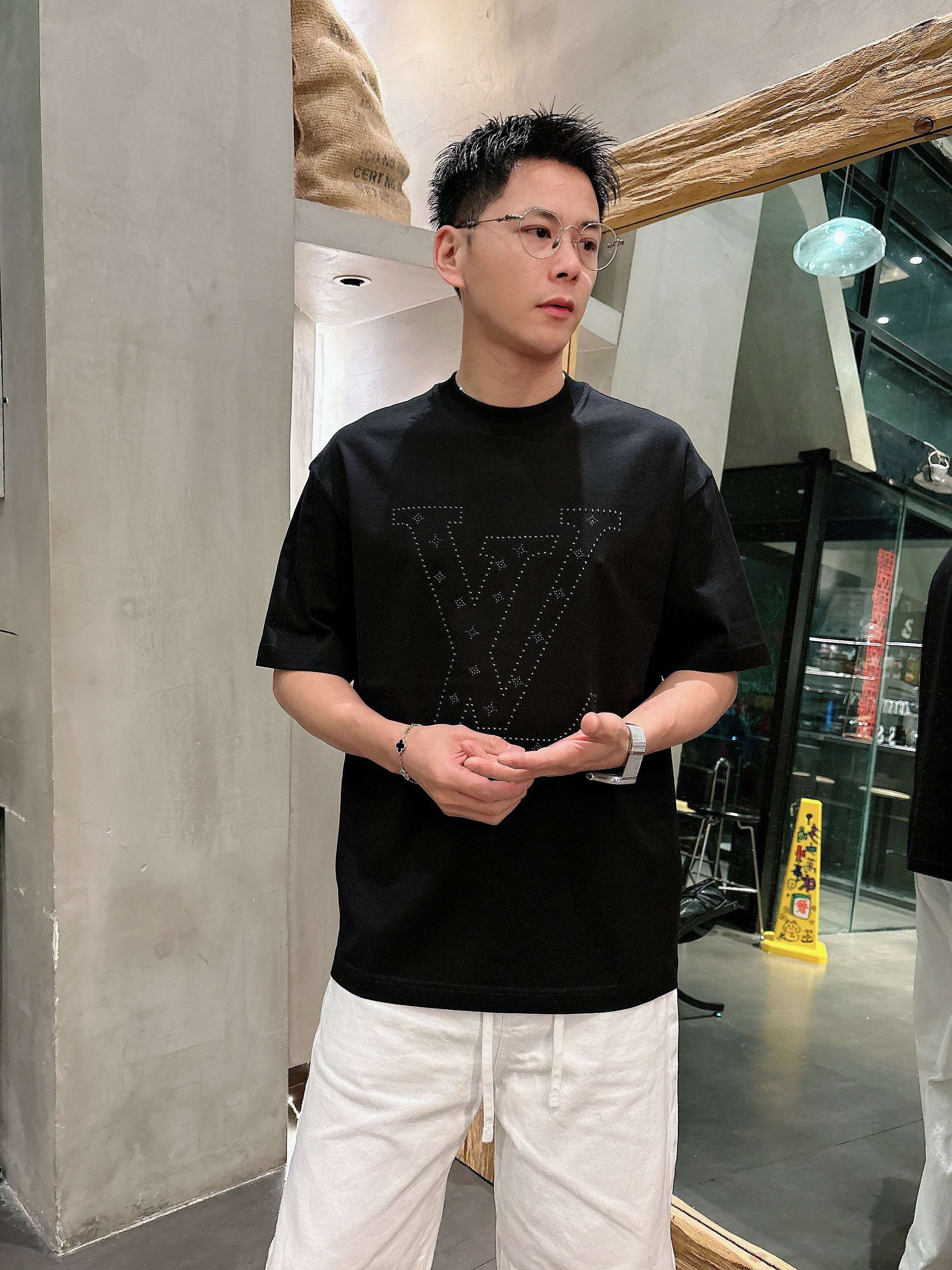 【 LV 2026春夏 · 高阶定制T恤】🔹 核心面料：秘鲁进口匹马棉 × 顶级丝光工艺🔹 核心体感：蚕