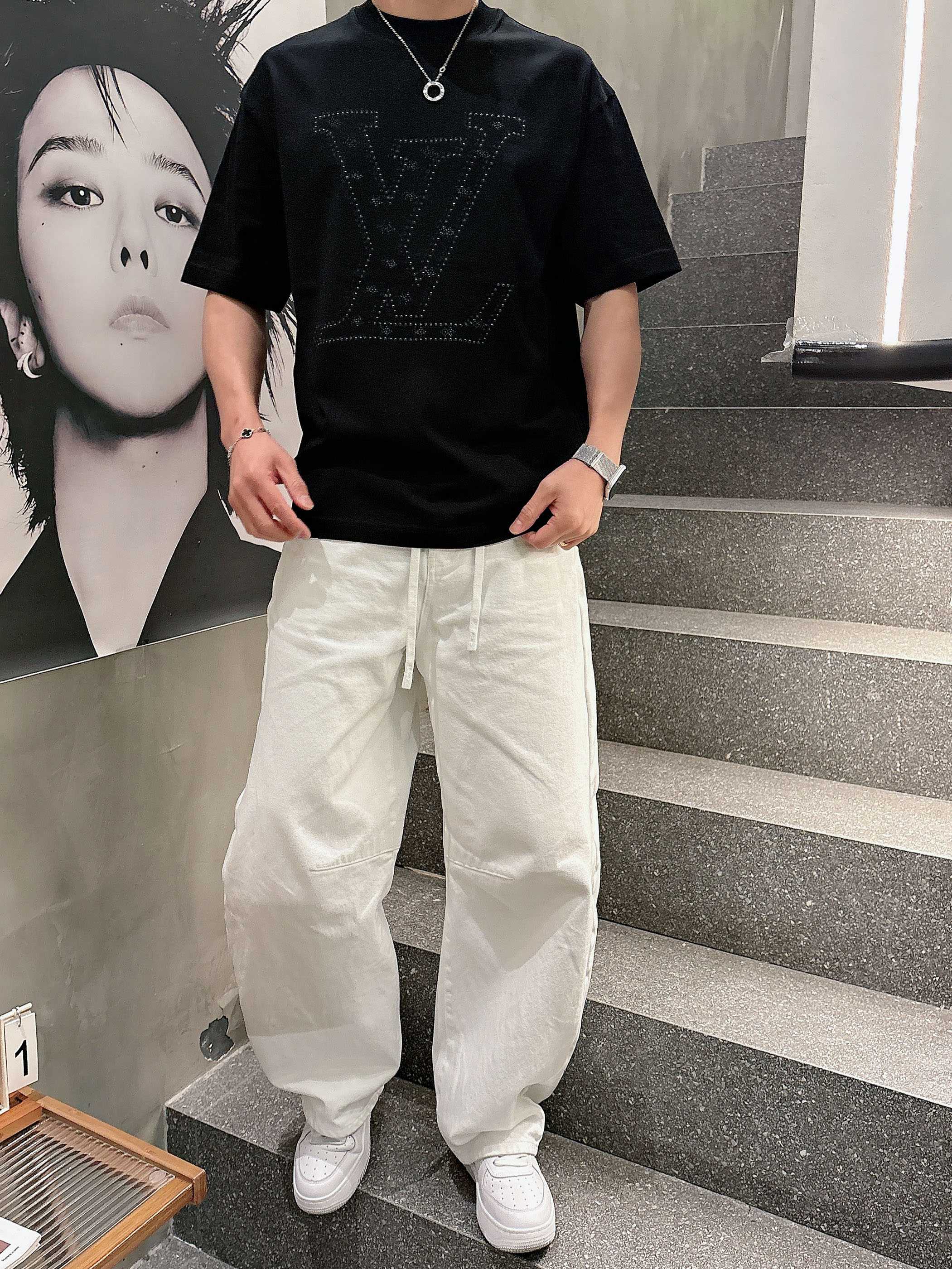 【 LV 2026春夏 · 高阶定制T恤】🔹 核心面料：秘鲁进口匹马棉 × 顶级丝光工艺🔹 核心体感：蚕