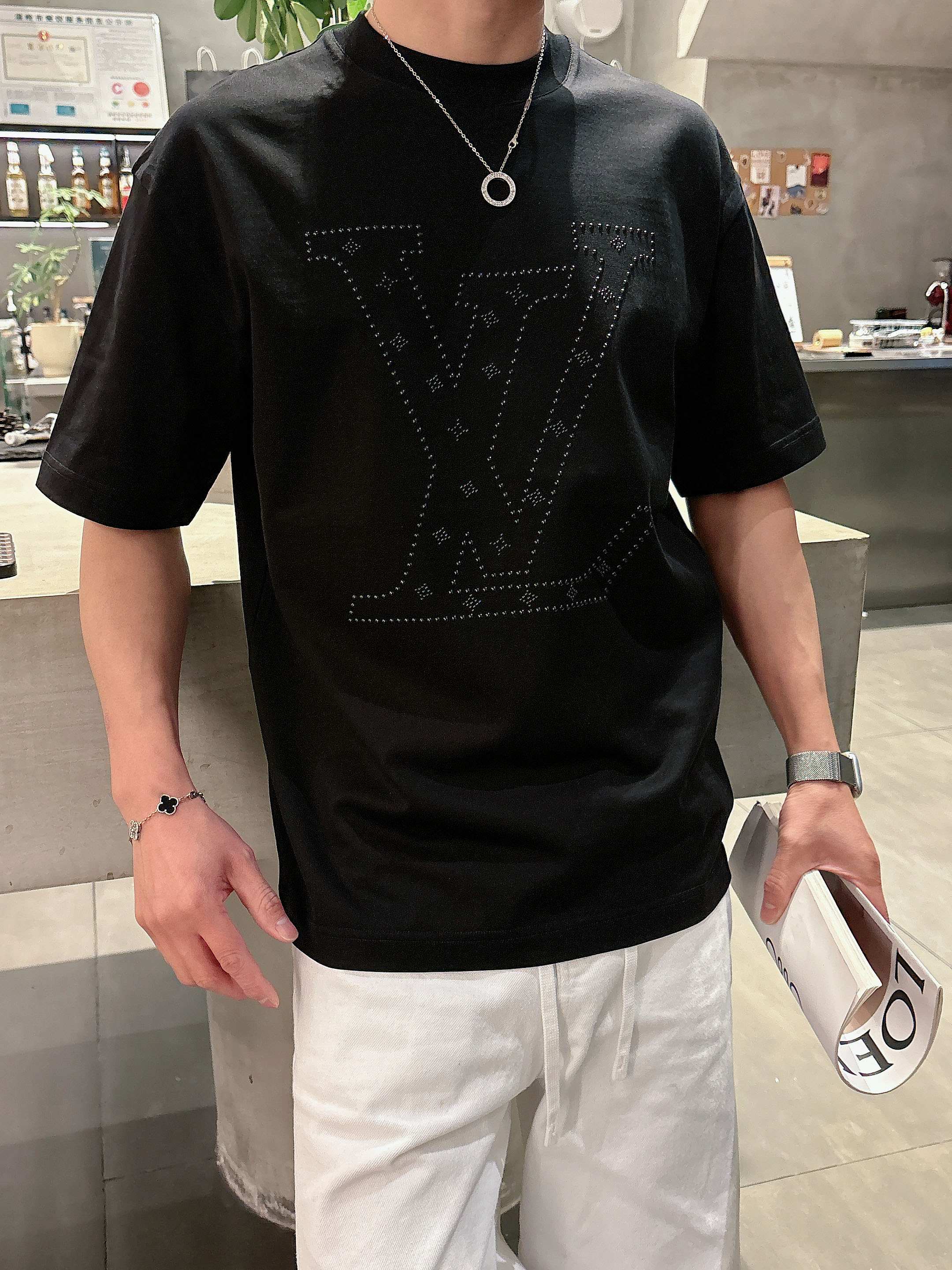 【 LV 2026春夏 · 高阶定制T恤】🔹 核心面料：秘鲁进口匹马棉 × 顶级丝光工艺🔹 核心体感：蚕