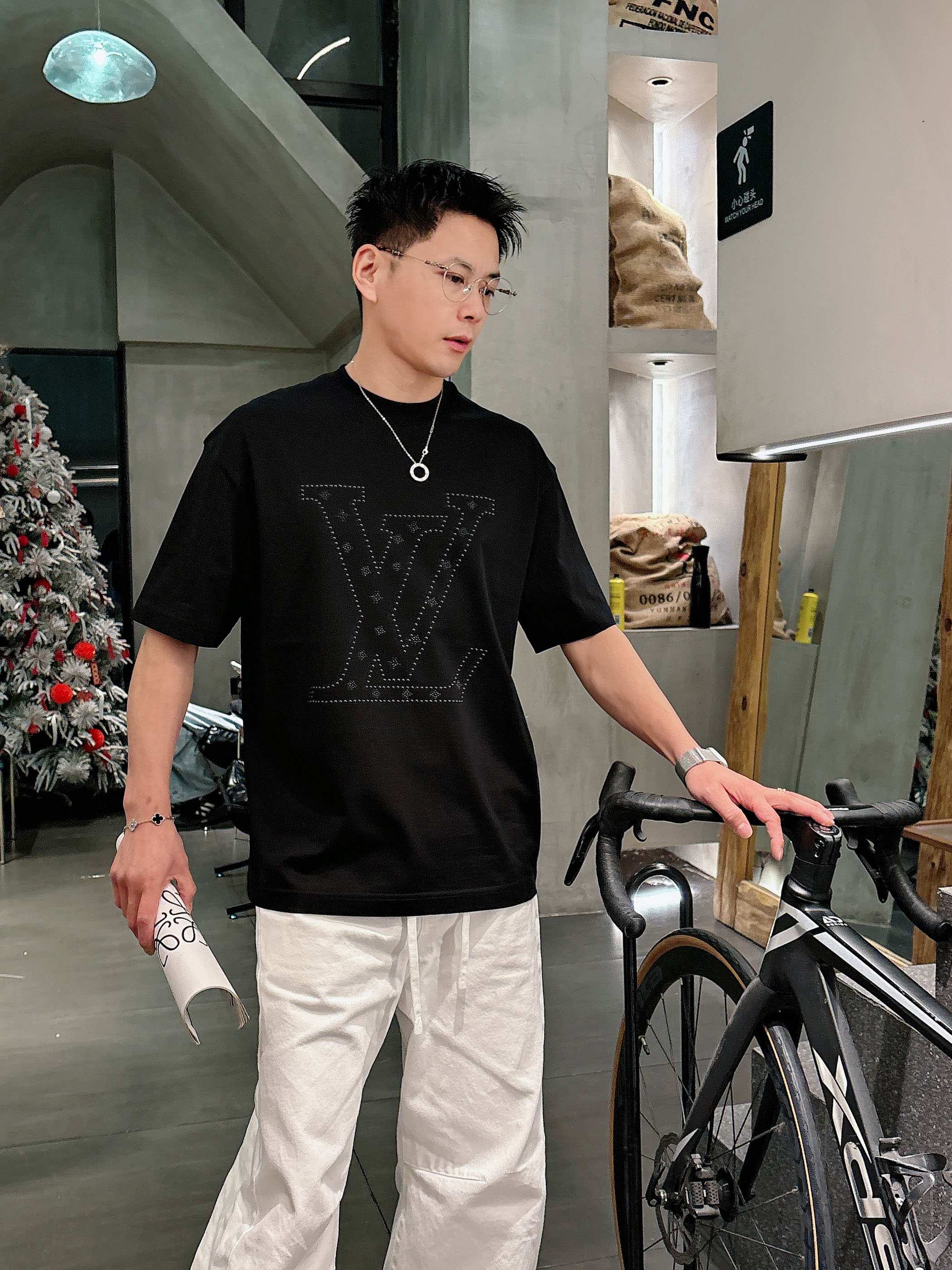 【 LV 2026春夏 · 高阶定制T恤】🔹 核心面料：秘鲁进口匹马棉 × 顶级丝光工艺🔹 核心体感：蚕