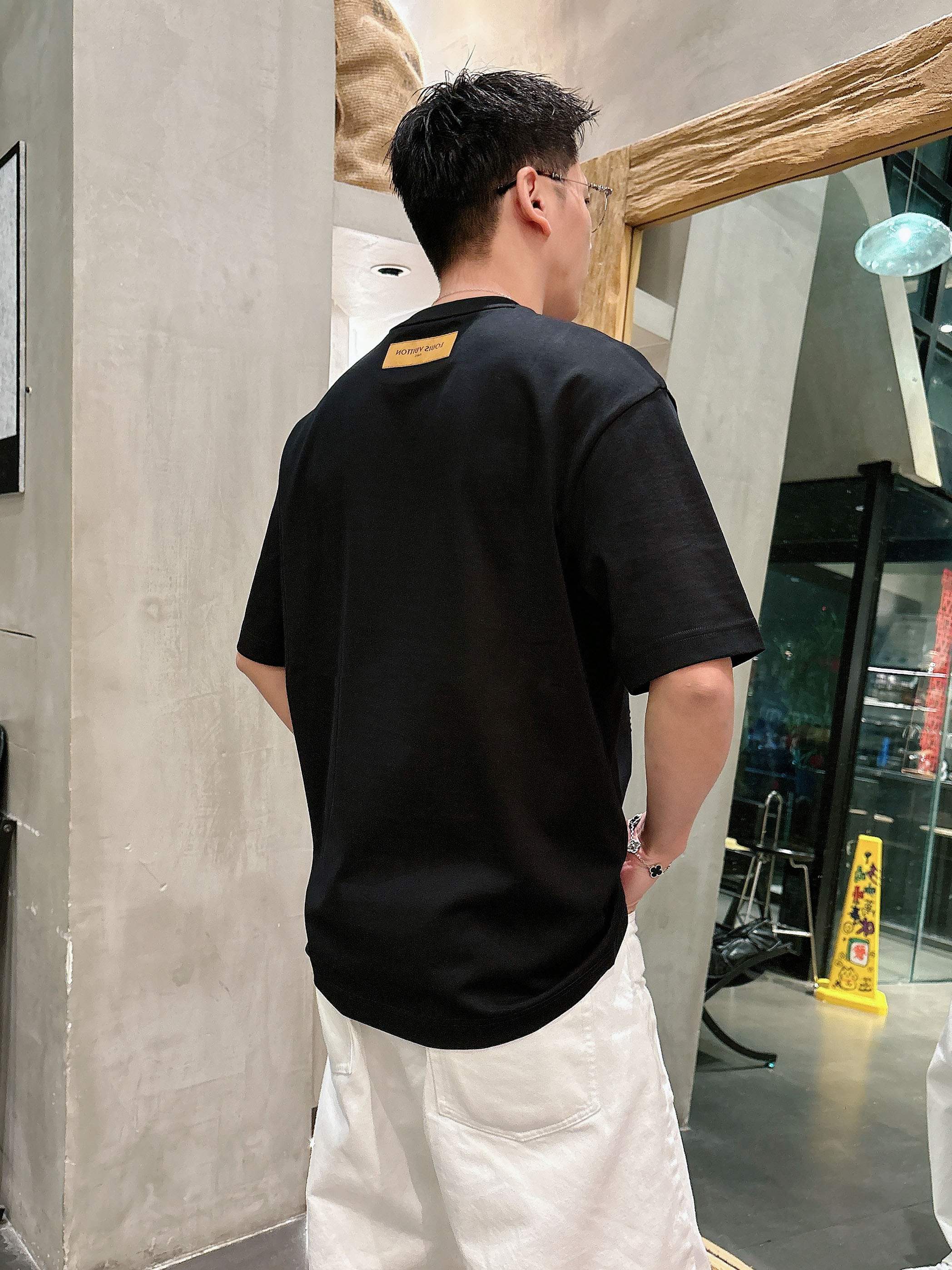 【 LV 2026春夏 · 高阶定制T恤】🔹 核心面料：秘鲁进口匹马棉 × 顶级丝光工艺🔹 核心体感：蚕
