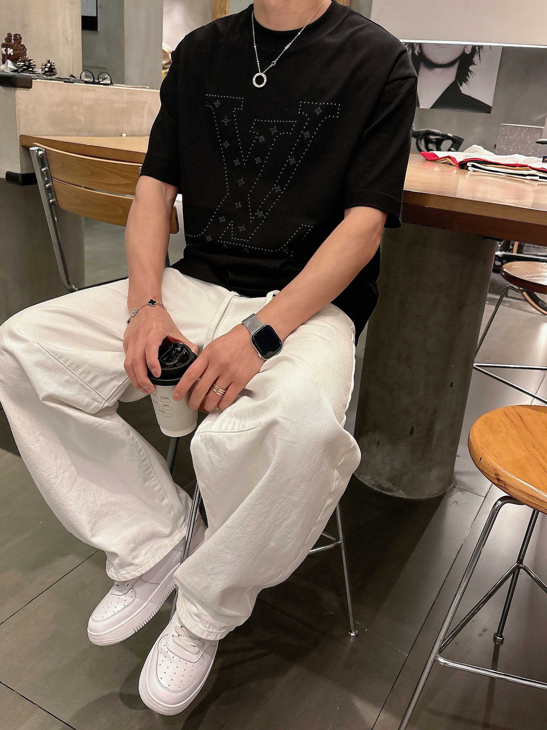 【 LV 2026春夏 · 高阶定制T恤】🔹 核心面料：秘鲁进口匹马棉 × 顶级丝光工艺🔹 核心体感：蚕