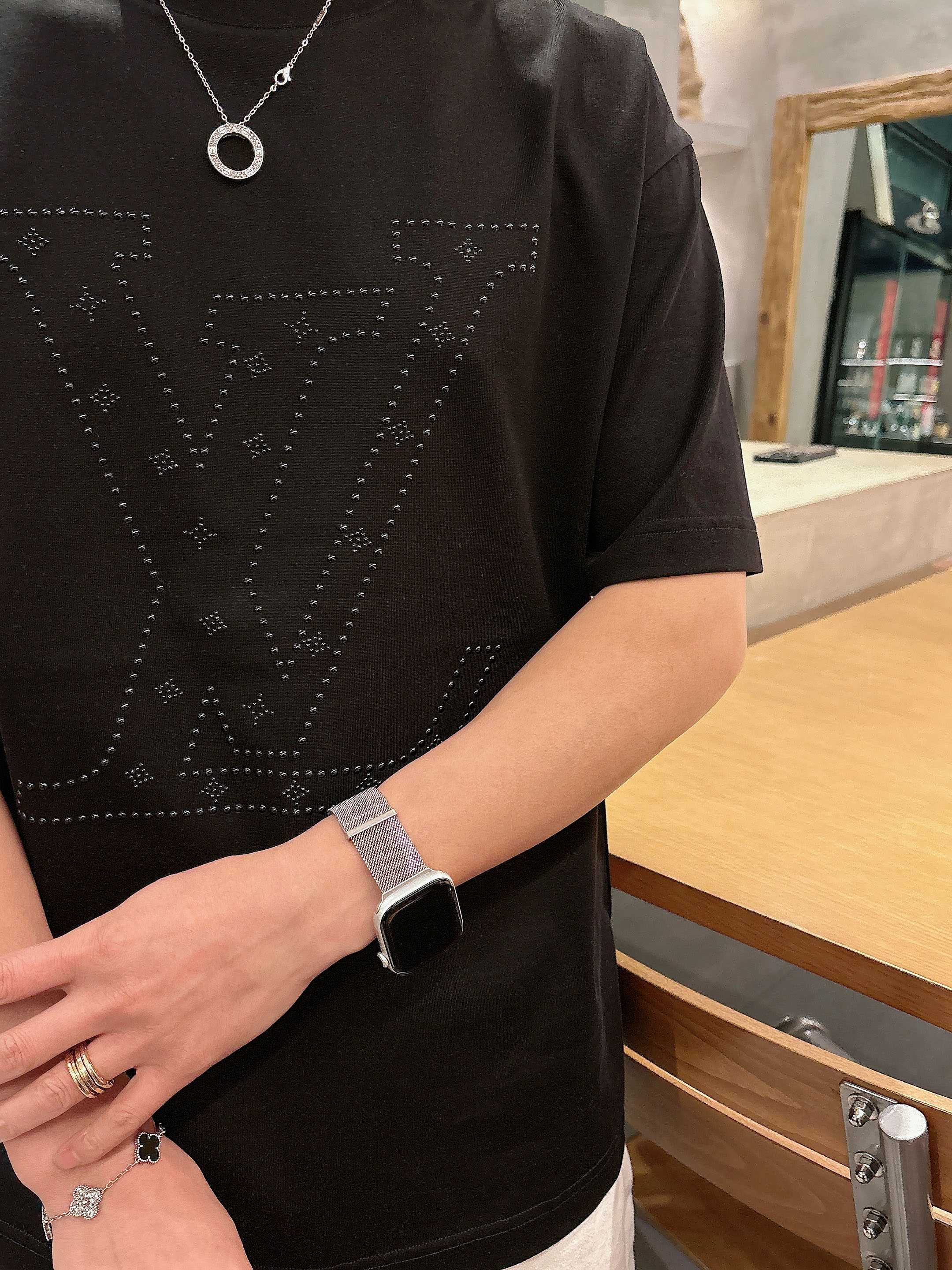 【 LV 2026春夏 · 高阶定制T恤】🔹 核心面料：秘鲁进口匹马棉 × 顶级丝光工艺🔹 核心体感：蚕
