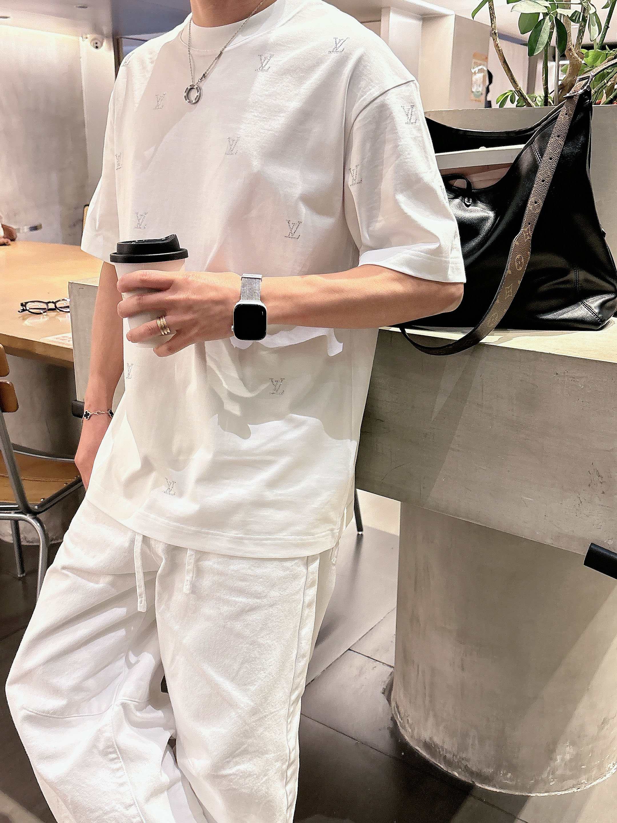 【 LV 2026春夏 · 高阶定制T恤】🔹 核心面料：秘鲁进口匹马棉 × 顶级丝光工艺🔹 核心体感：蚕