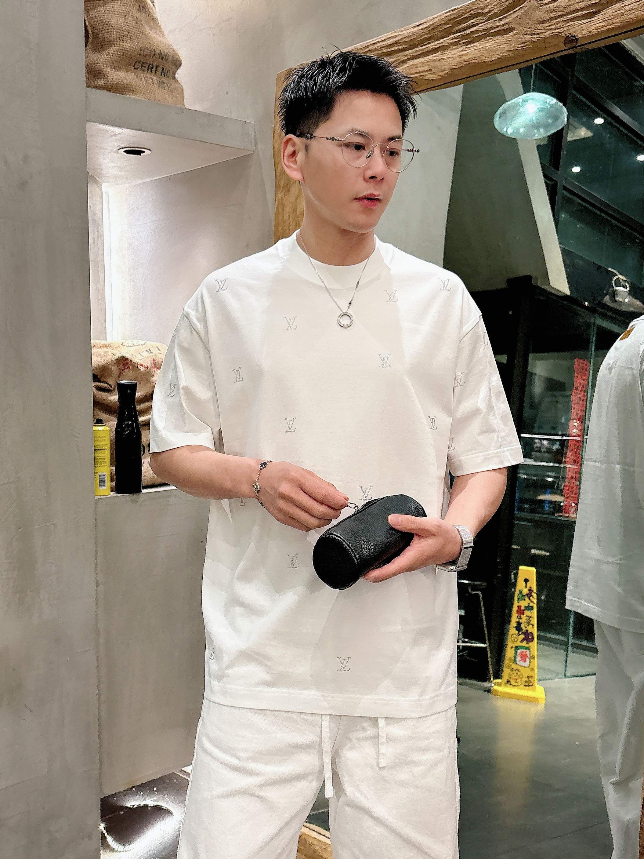 【 LV 2026春夏 · 高阶定制T恤】🔹 核心面料：秘鲁进口匹马棉 × 顶级丝光工艺🔹 核心体感：蚕