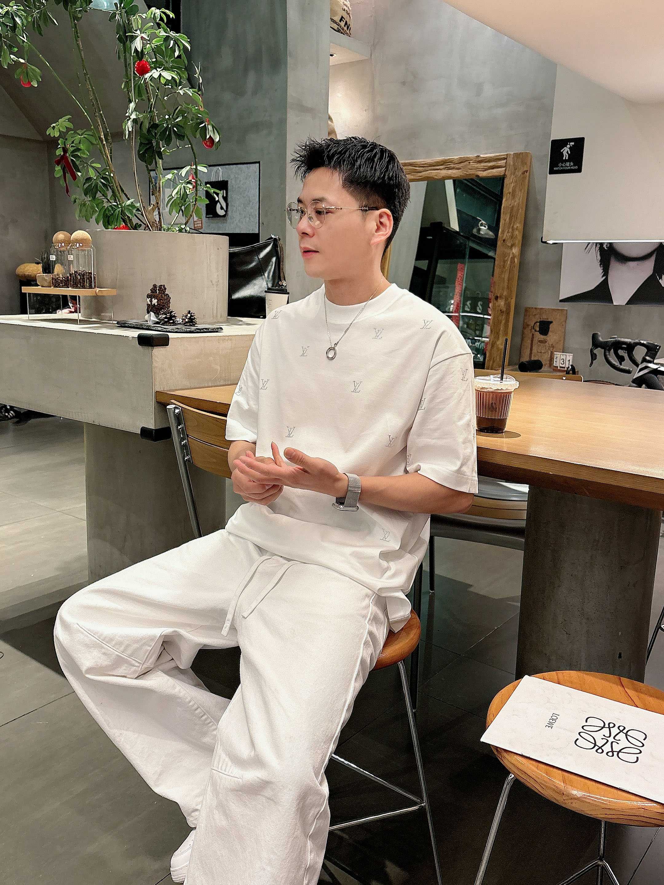 【 LV 2026春夏 · 高阶定制T恤】🔹 核心面料：秘鲁进口匹马棉 × 顶级丝光工艺🔹 核心体感：蚕