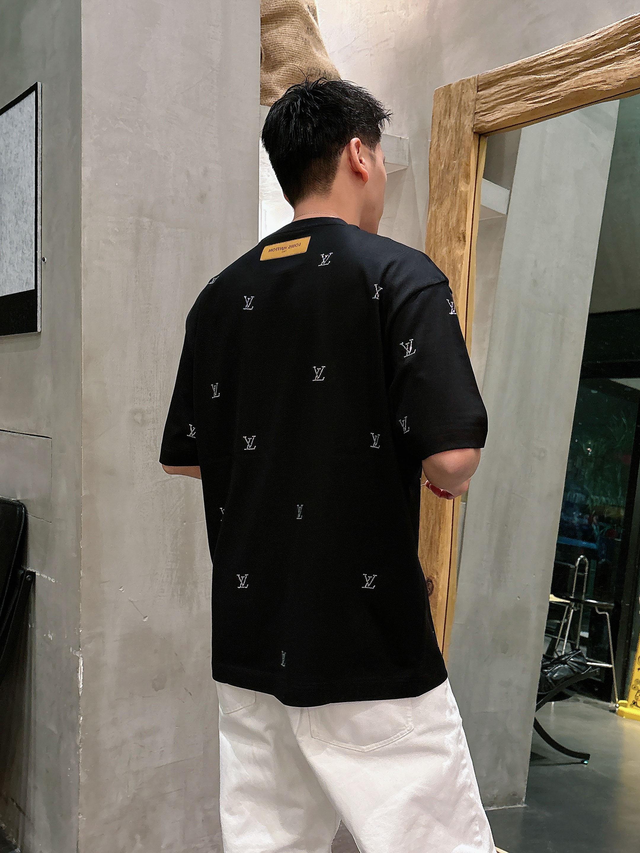 【 LV 2026春夏 · 高阶定制T恤】🔹 核心面料：秘鲁进口匹马棉 × 顶级丝光工艺🔹 核心体感：蚕
