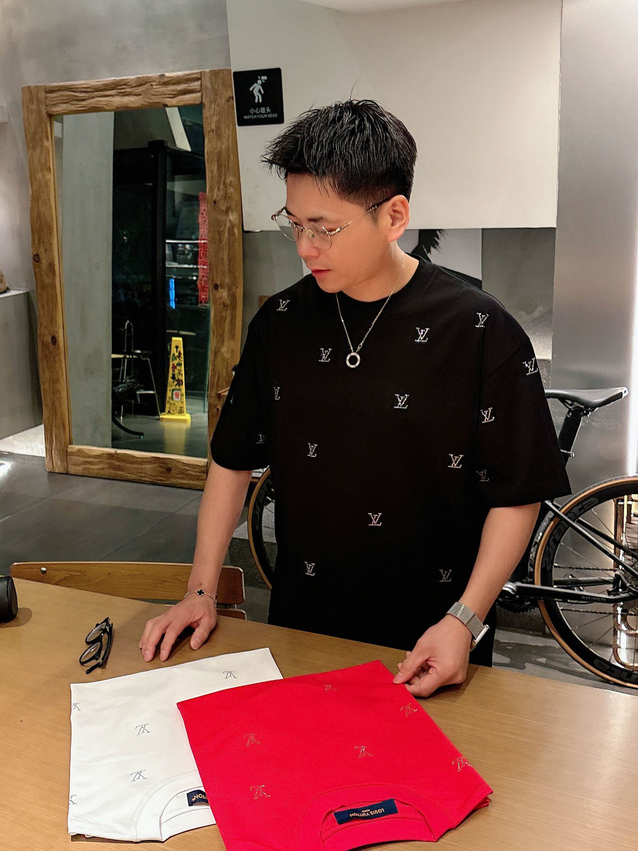 【 LV 2026春夏 · 高阶定制T恤】🔹 核心面料：秘鲁进口匹马棉 × 顶级丝光工艺🔹 核心体感：蚕