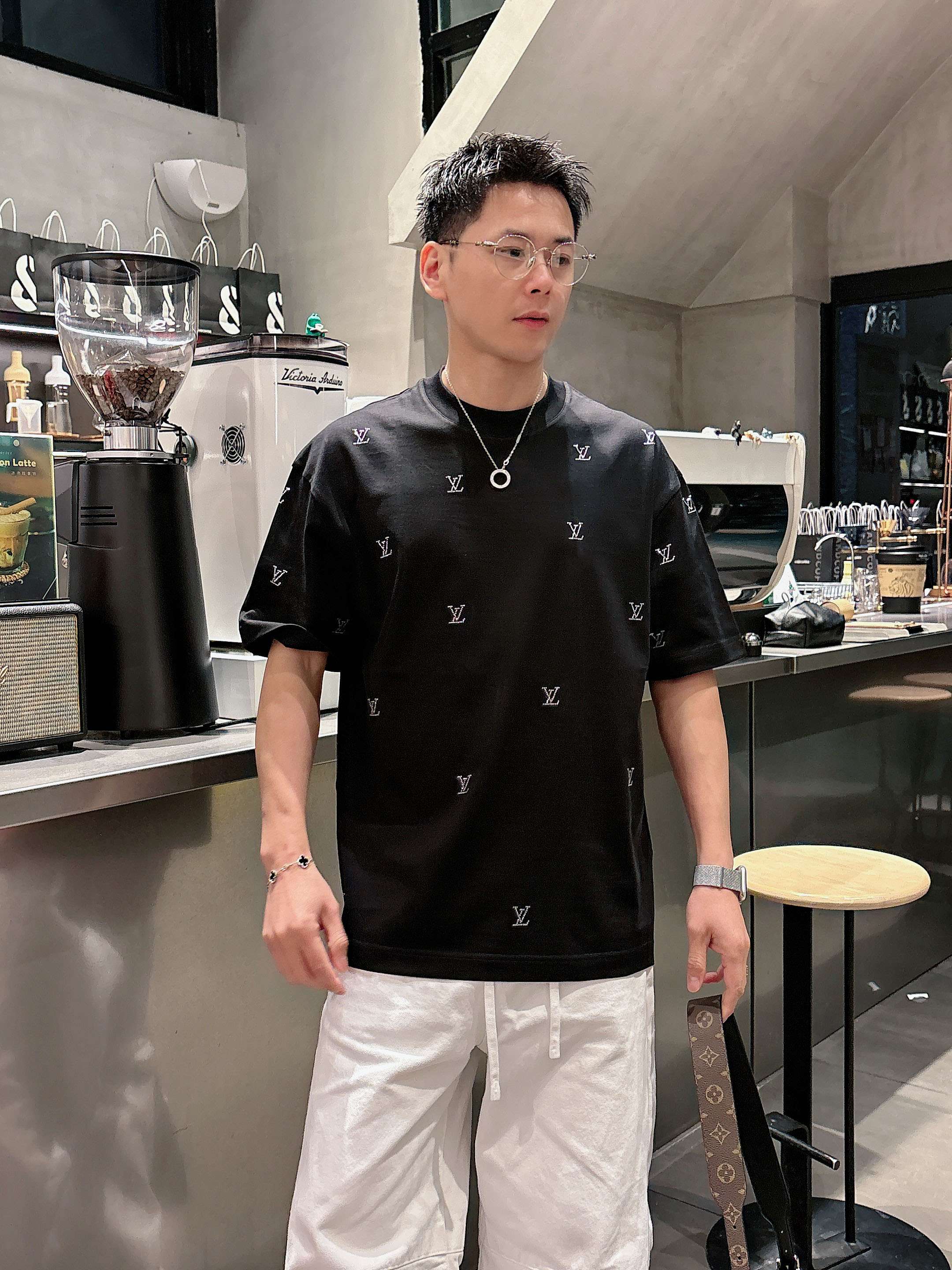 【 LV 2026春夏 · 高阶定制T恤】🔹 核心面料：秘鲁进口匹马棉 × 顶级丝光工艺🔹 核心体感：蚕
