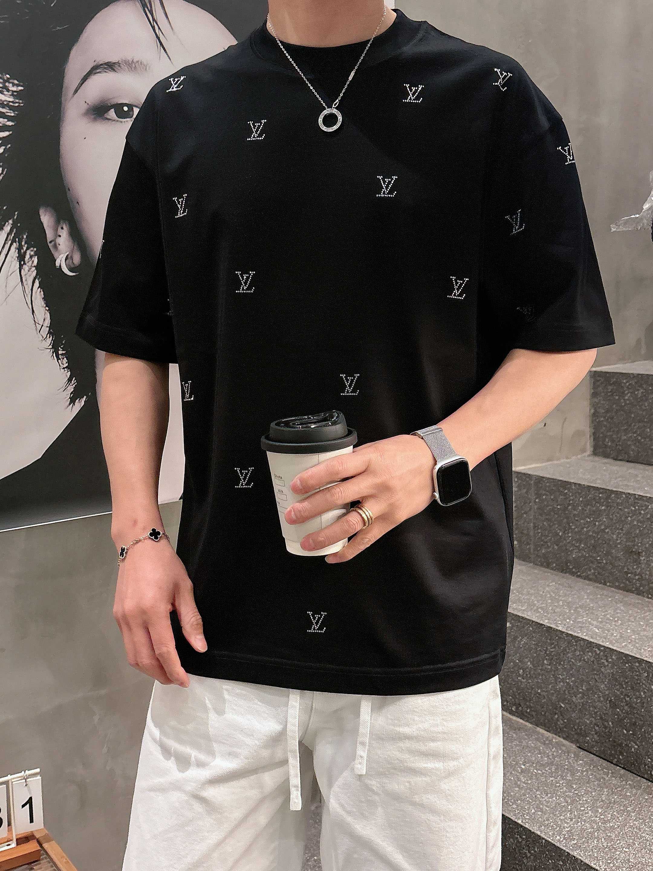 【 LV 2026春夏 · 高阶定制T恤】🔹 核心面料：秘鲁进口匹马棉 × 顶级丝光工艺🔹 核心体感：蚕