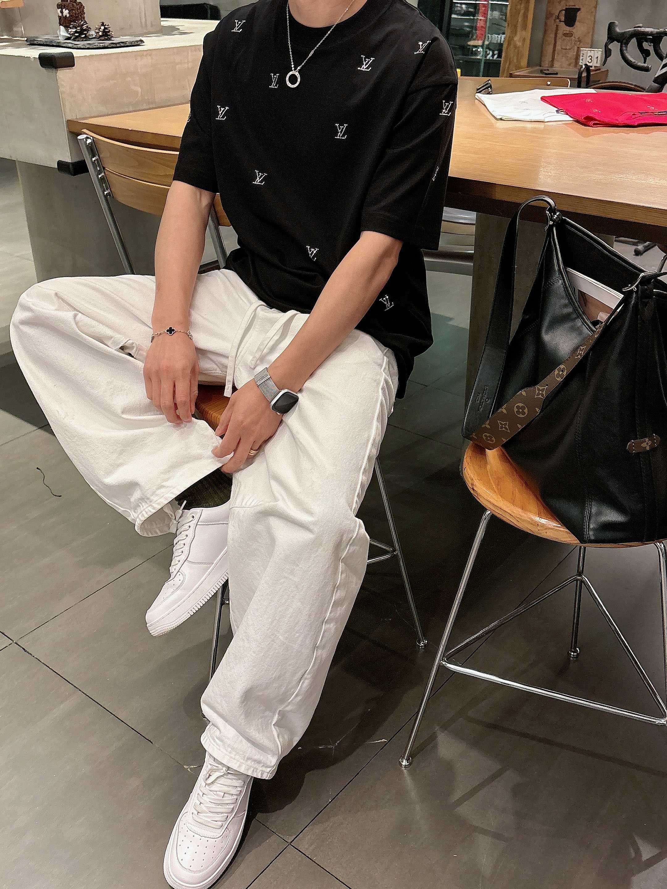 【 LV 2026春夏 · 高阶定制T恤】🔹 核心面料：秘鲁进口匹马棉 × 顶级丝光工艺🔹 核心体感：蚕