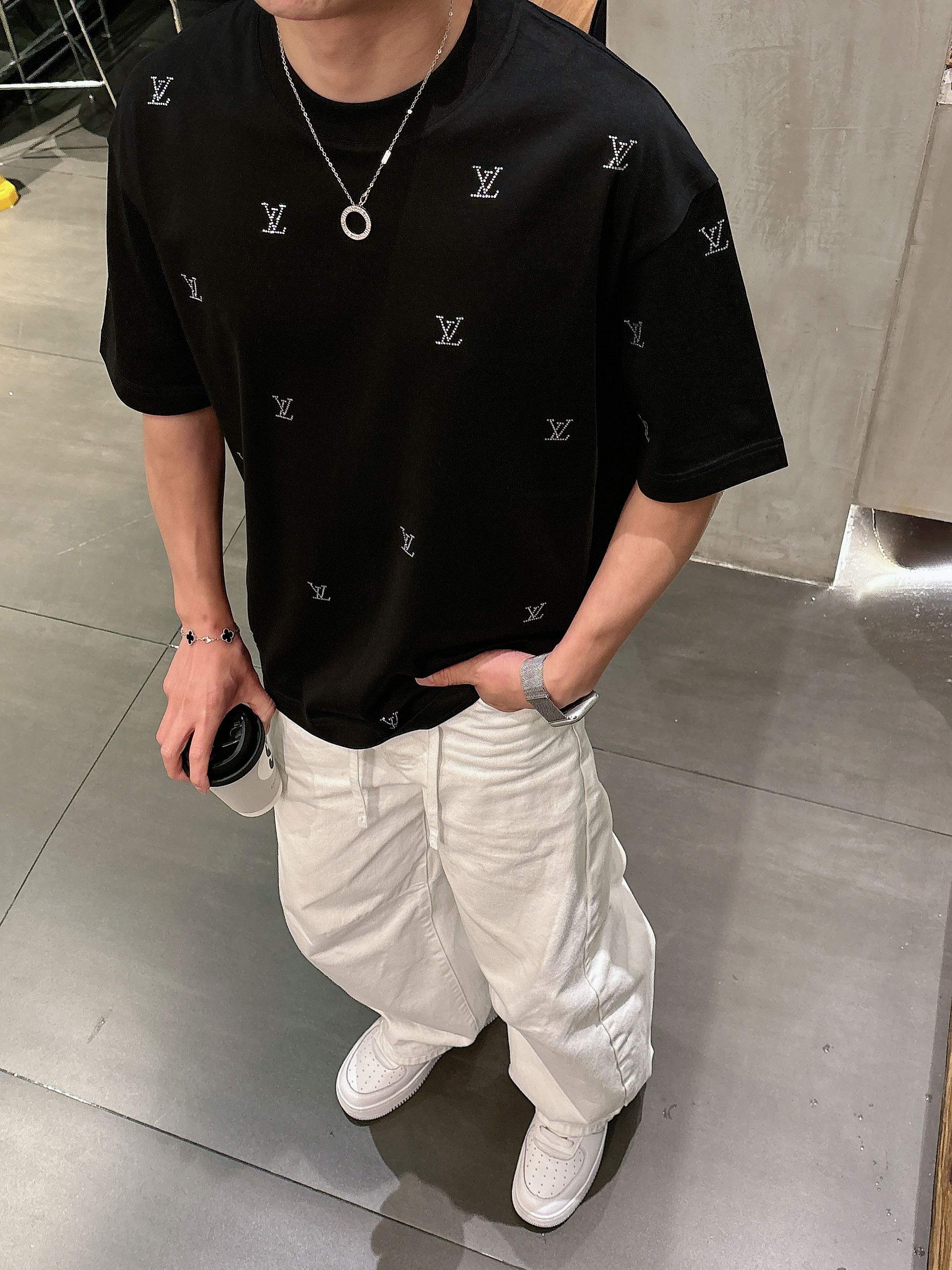 【 LV 2026春夏 · 高阶定制T恤】🔹 核心面料：秘鲁进口匹马棉 × 顶级丝光工艺🔹 核心体感：蚕