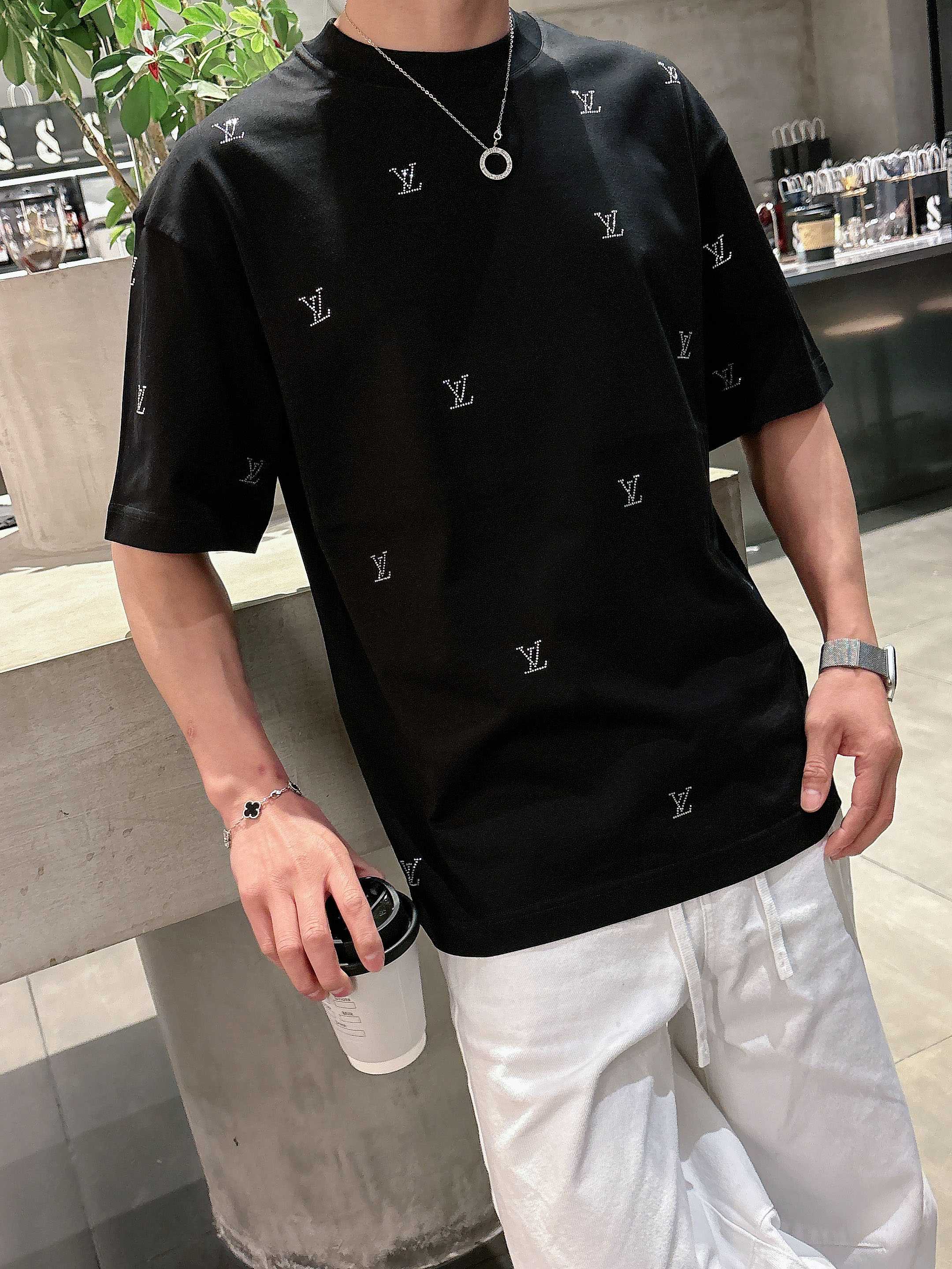 【 LV 2026春夏 · 高阶定制T恤】🔹 核心面料：秘鲁进口匹马棉 × 顶级丝光工艺🔹 核心体感：蚕
