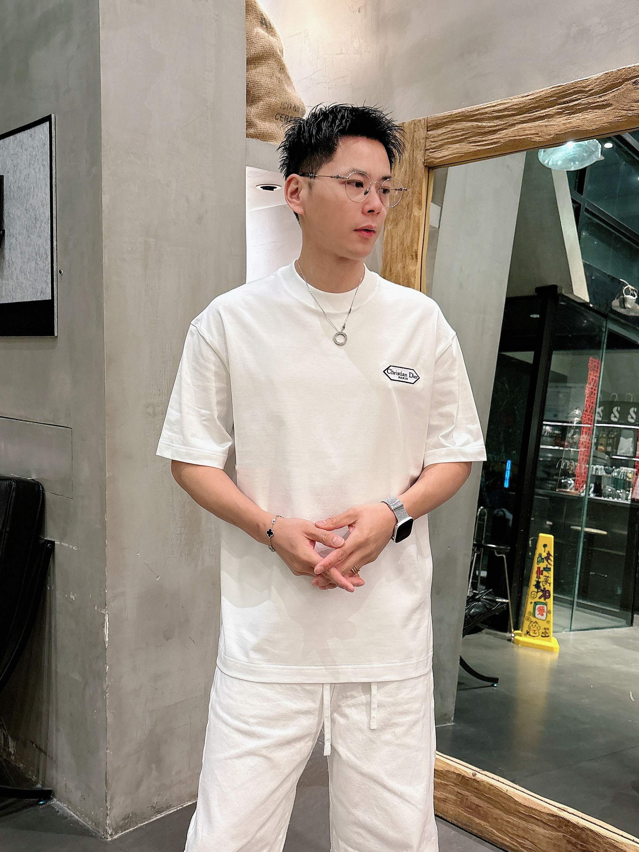 【 迪奥 2026春夏 · 高阶定制T恤】🔹 核心面料：秘鲁进口匹马棉 × 顶级丝光工艺🔹 核心体感：蚕