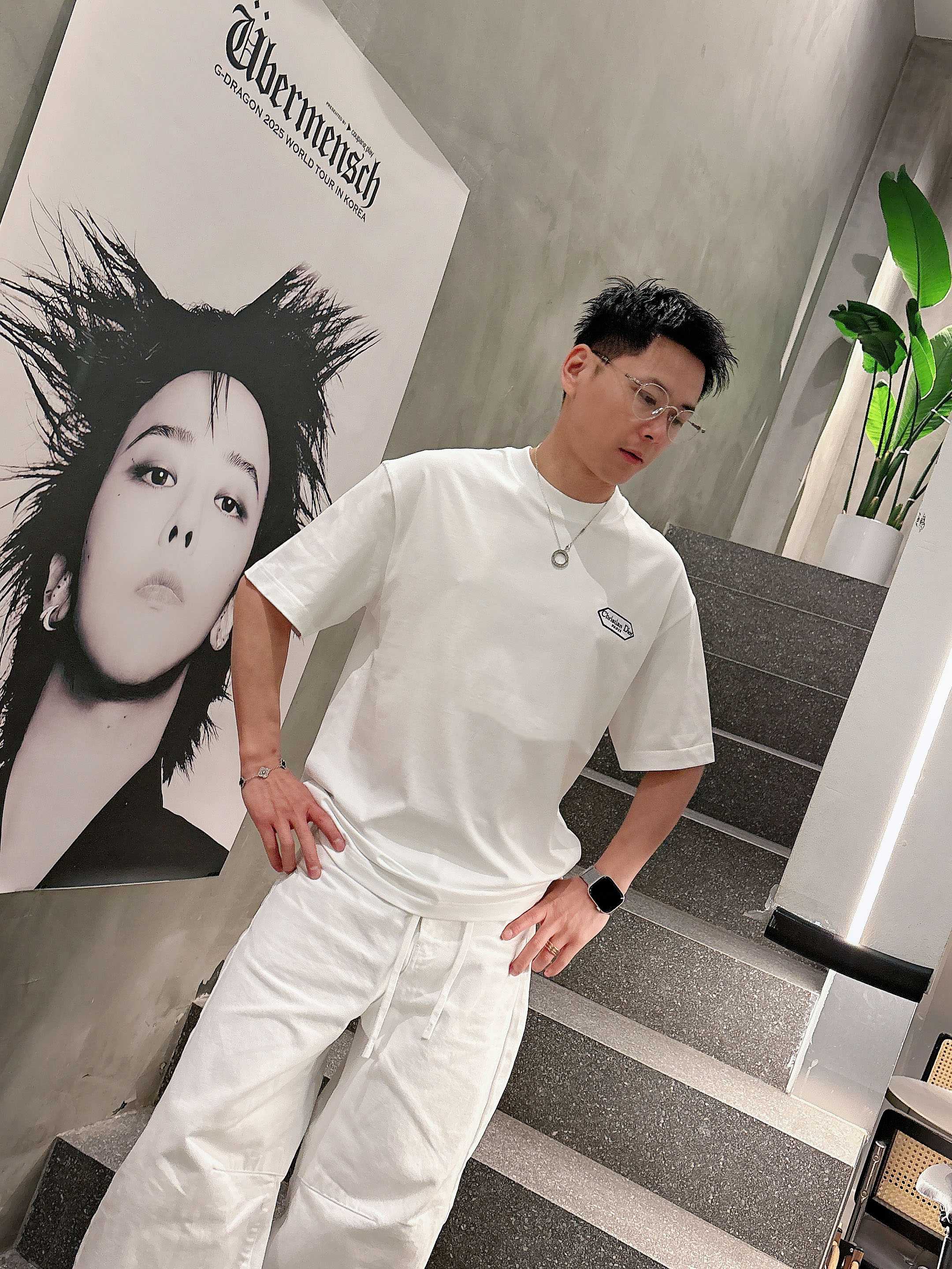 【 迪奥 2026春夏 · 高阶定制T恤】🔹 核心面料：秘鲁进口匹马棉 × 顶级丝光工艺🔹 核心体感：蚕