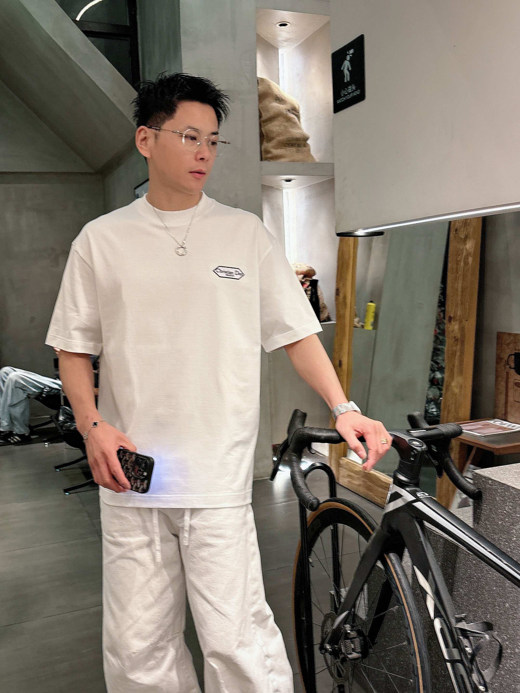 【 迪奥 2026春夏 · 高阶定制T恤】🔹 核心面料：秘鲁进口匹马棉 × 顶级丝光工艺🔹 核心体感：蚕
