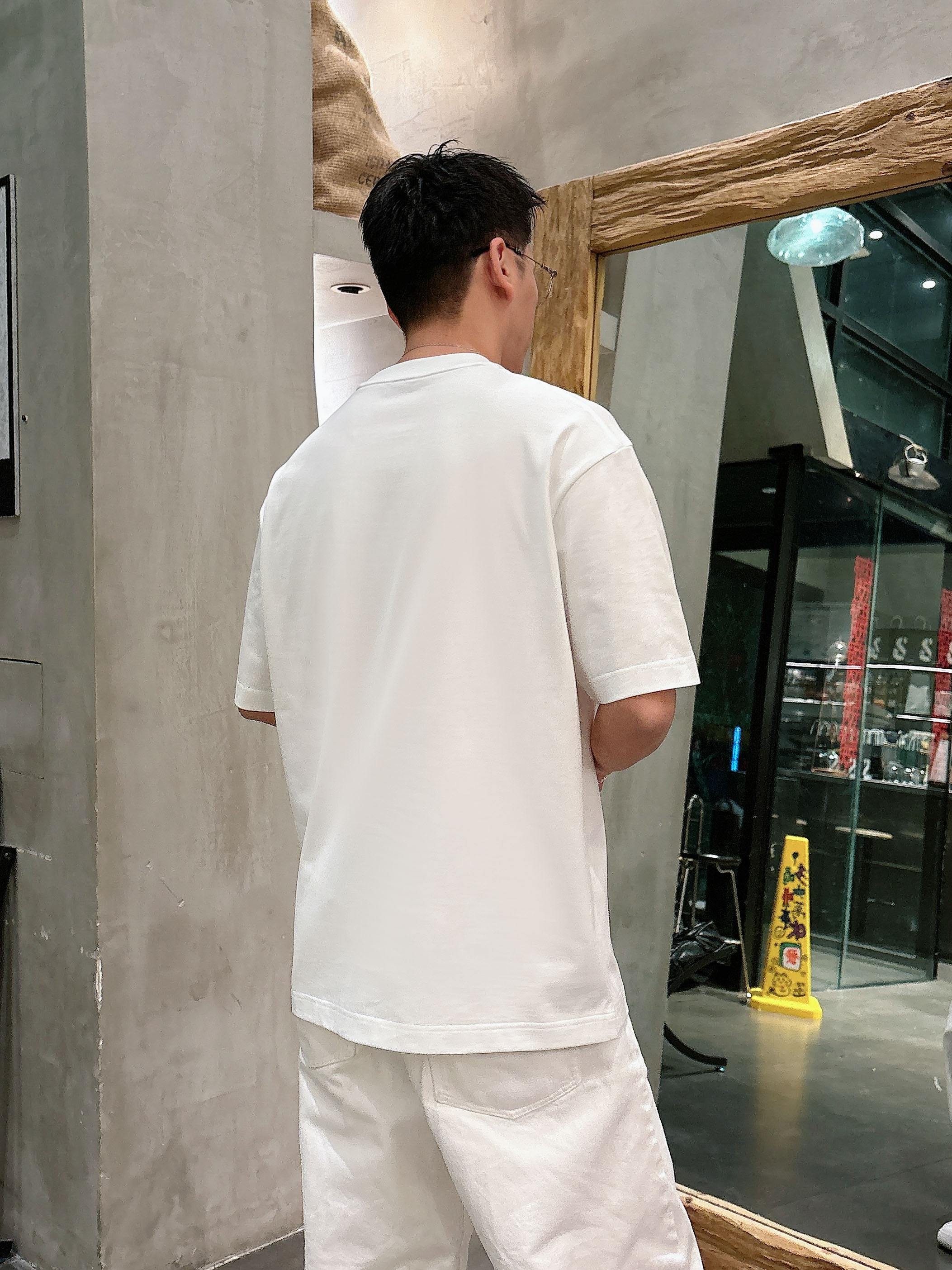 【 迪奥 2026春夏 · 高阶定制T恤】🔹 核心面料：秘鲁进口匹马棉 × 顶级丝光工艺🔹 核心体感：蚕