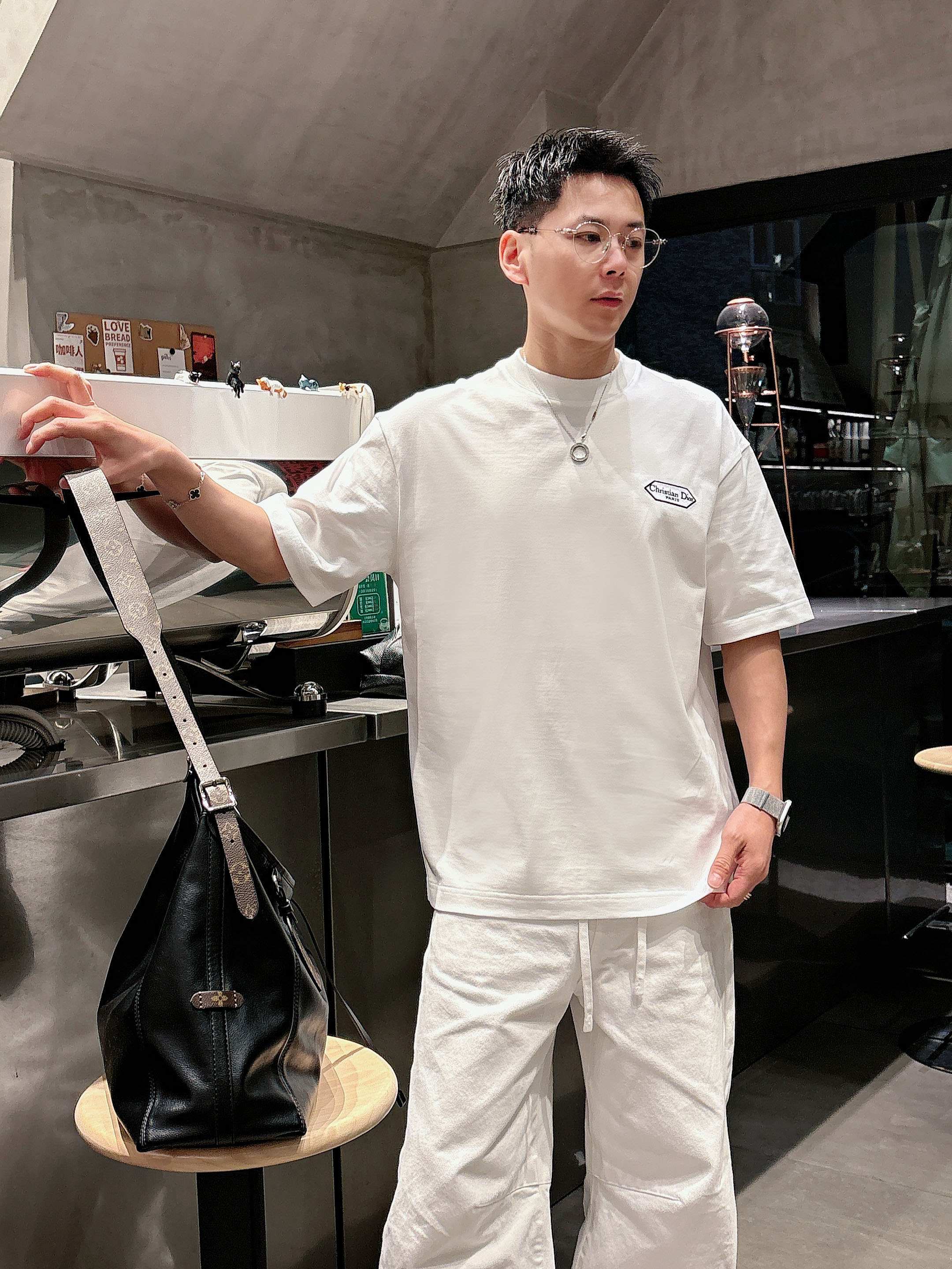 【 迪奥 2026春夏 · 高阶定制T恤】🔹 核心面料：秘鲁进口匹马棉 × 顶级丝光工艺🔹 核心体感：蚕