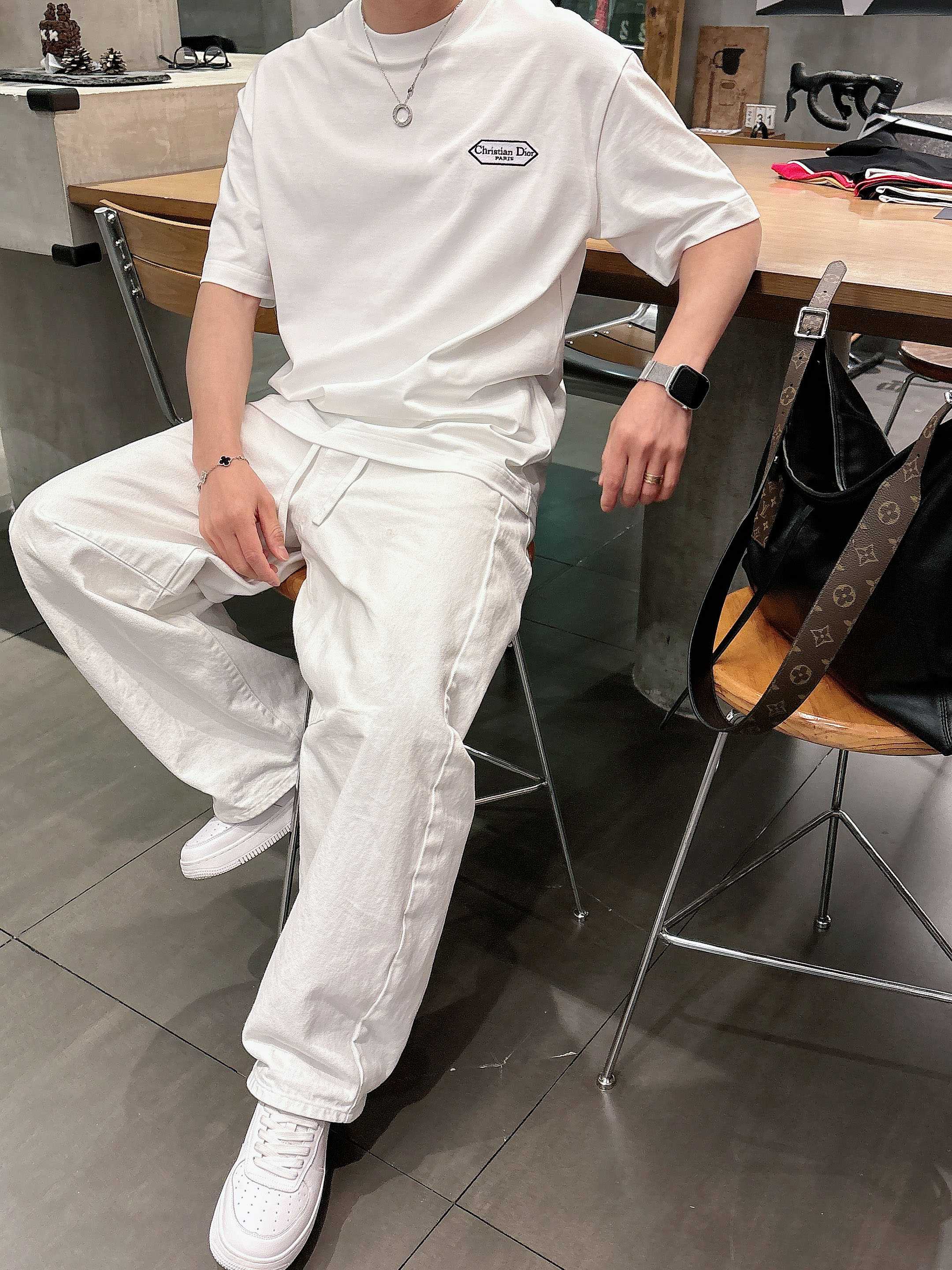 【 迪奥 2026春夏 · 高阶定制T恤】🔹 核心面料：秘鲁进口匹马棉 × 顶级丝光工艺🔹 核心体感：蚕