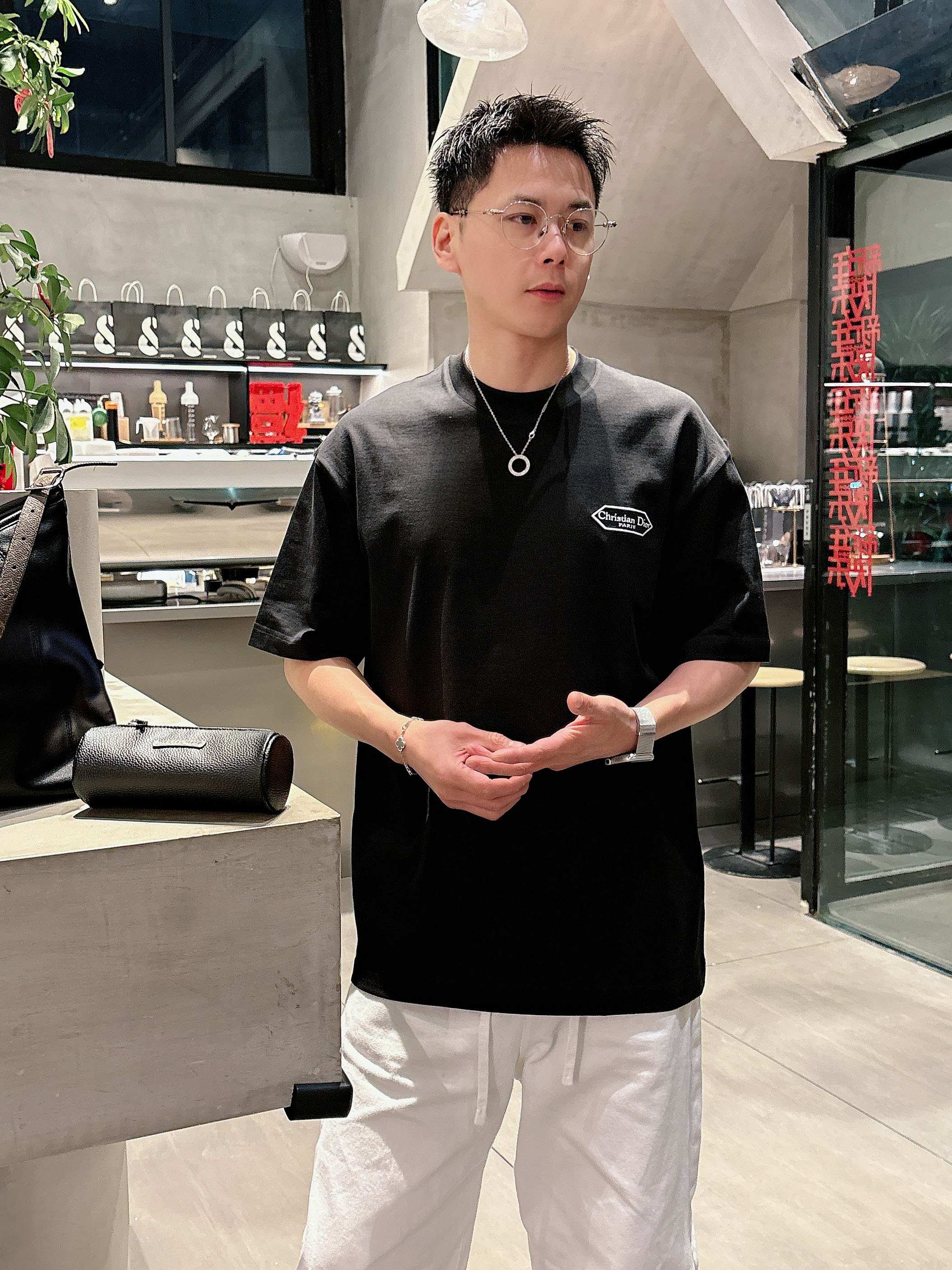 【 迪奥 2026春夏 · 高阶定制T恤】🔹 核心面料：秘鲁进口匹马棉 × 顶级丝光工艺🔹 核心体感：蚕