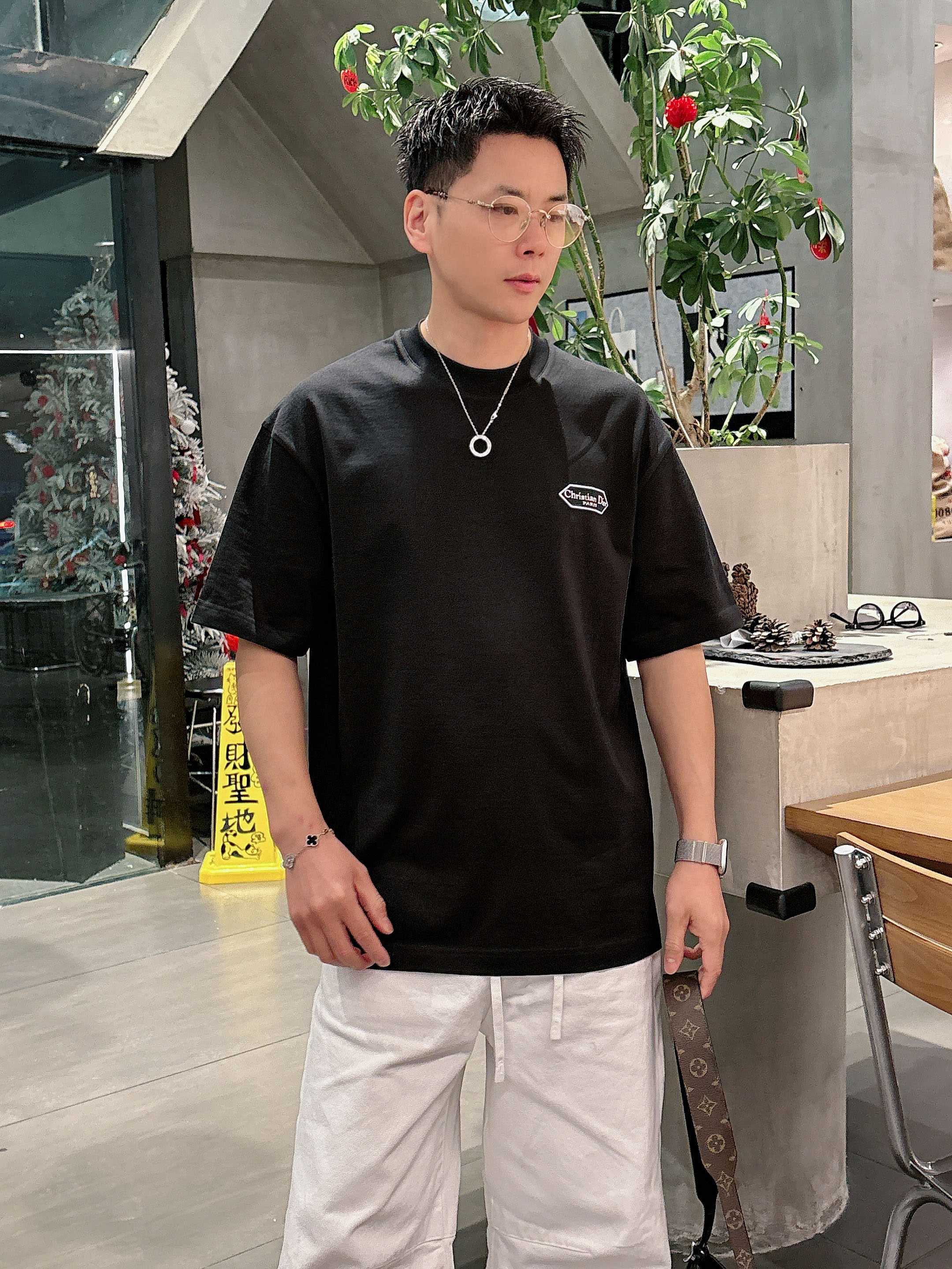 【 迪奥 2026春夏 · 高阶定制T恤】🔹 核心面料：秘鲁进口匹马棉 × 顶级丝光工艺🔹 核心体感：蚕
