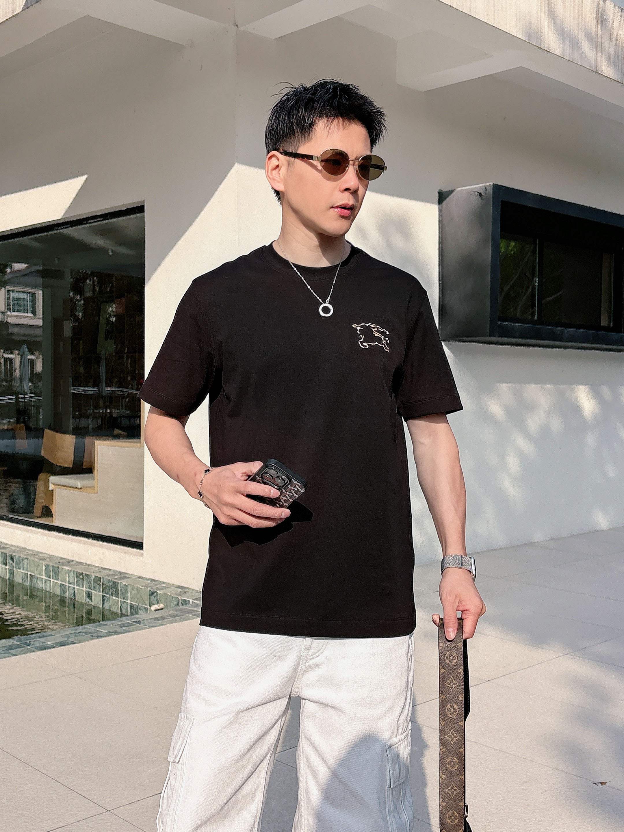 NO:746423,[Burberry 2026 Spring and Summer · High-end Customized T-shirts] The core fabric is Pima cotton imported from Peru × top-level mercerization technology. The core body feels silky smooth, excellent breathability and not stuffy. The core technology is heavy industry three-dimensional logo, counter-level precision stitching. The core version is crisp and neat, modifying the figure. Black and white two-color | M-3XL full size coverage AAA1, burberry, tees, t-shirt,19860909【 巴宝莉 2026春夏 · 高阶定制T恤】 核心面料秘鲁进口匹马棉 × 顶级丝光工艺 核心体感蚕丝般柔滑,卓越透气不闷热 核心工艺重工立体Logo,专柜级精密车线 核心版型挺括利落,修饰身材 黑 白 双色 | M-3XL全码覆盖 AAA1,,burberry,tees，t-shirt,,Men's clothing