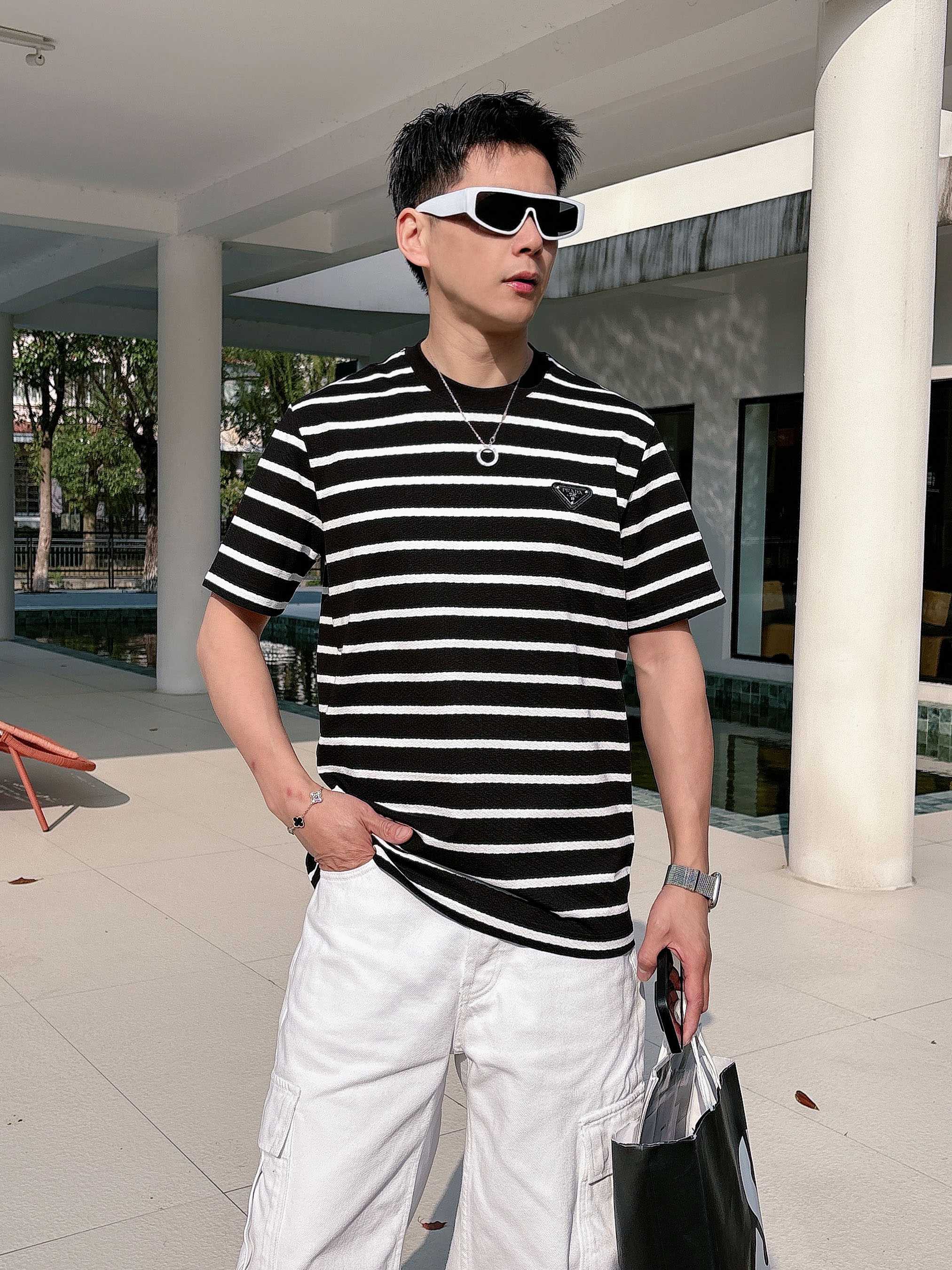 NO:746420,[Prada 2026 Spring and Summer · High-end Customized T-shirts] The core fabric is Pima cotton imported from Peru × top mercerization technology. The core body feels silky smooth, excellent breathability and not stuffy. The core technology is heavy industry three-dimensional logo, counter-level precision stitching. The core version is crisp and neat, modifying the figure. Classic black and white two-color | M-3XL AAA1,, prada, tees, t-shirt,19860909【 普拉达2026春夏 · 高阶定制T恤】 核心面料秘鲁进口匹马棉 × 顶级丝光工艺 核心体感蚕丝般柔滑,卓越透气不闷热 核心工艺重工立体Logo,专柜级精密车线 核心版型挺括利落,修饰身材 经典黑白双色 | M-3XL AAA1,,prada,tees，t-shirt,,Men's clothing