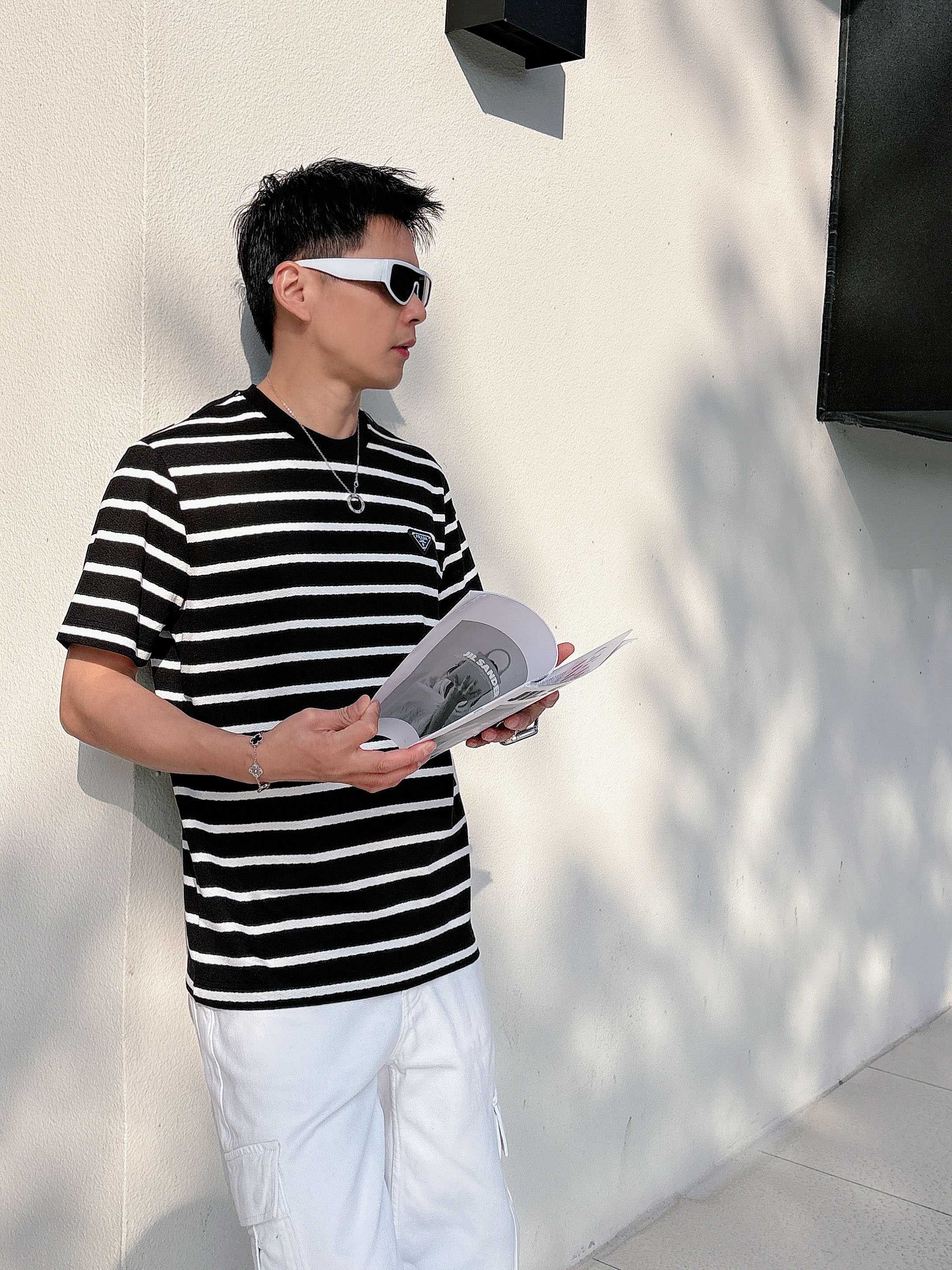【 普拉达2026春夏 · 高阶定制T恤】🔹 核心面料：秘鲁进口匹马棉 × 顶级丝光工艺🔹 核心体感：蚕