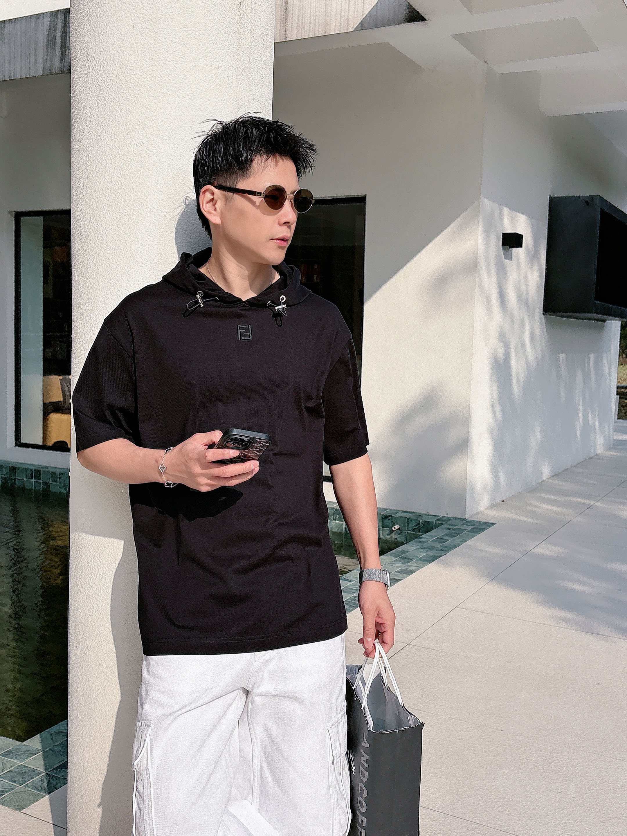 【 芬迪 2026春夏 · 高阶定制T恤】🔹 核心面料：秘鲁进口匹马棉 × 顶级丝光工艺🔹 核心体感：蚕