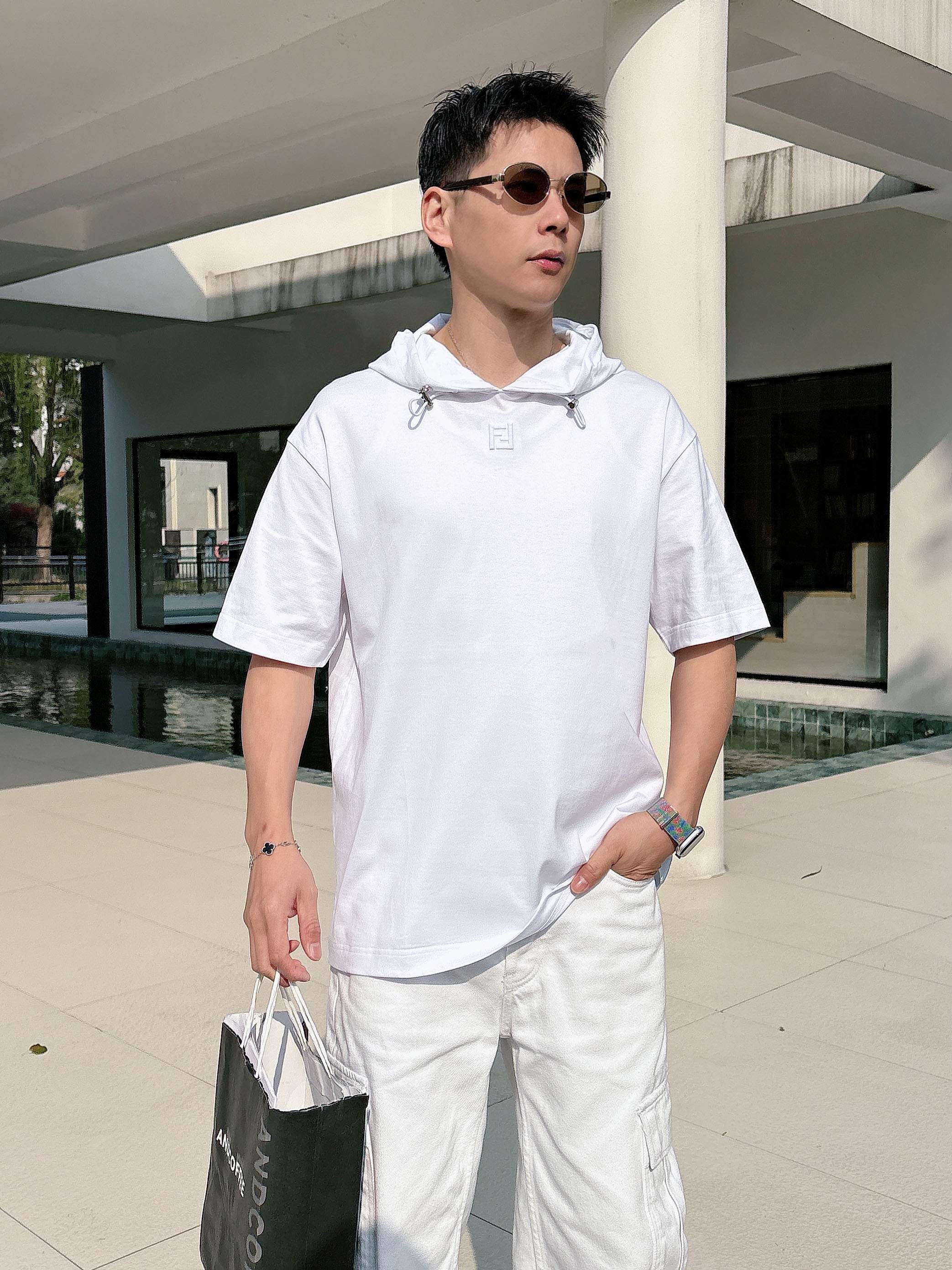 NO:746417,[Fendi 2026 Spring and Summer · High-end Customized T-shirts] The core fabric is Pima cotton imported from Peru × top mercerization technology. The core body feels silky smooth, excellent breathability and not stuffy. The core technology is heavy industry three-dimensional logo, counter-level precision stitching. The core version is crisp and neat, modifying the figure. Black, white and two-color | S-3XL full size coverage AAA1, fendi, tees, t-shirt,19860909【 芬迪 2026春夏 · 高阶定制T恤】 核心面料秘鲁进口匹马棉 × 顶级丝光工艺 核心体感蚕丝般柔滑,卓越透气不闷热 核心工艺重工立体Logo,专柜级精密车线 核心版型挺括利落,修饰身材 黑 白 双色 | S-3XL全码覆盖 AAA1,,fendi,tees，t-shirt,,Men's clothing