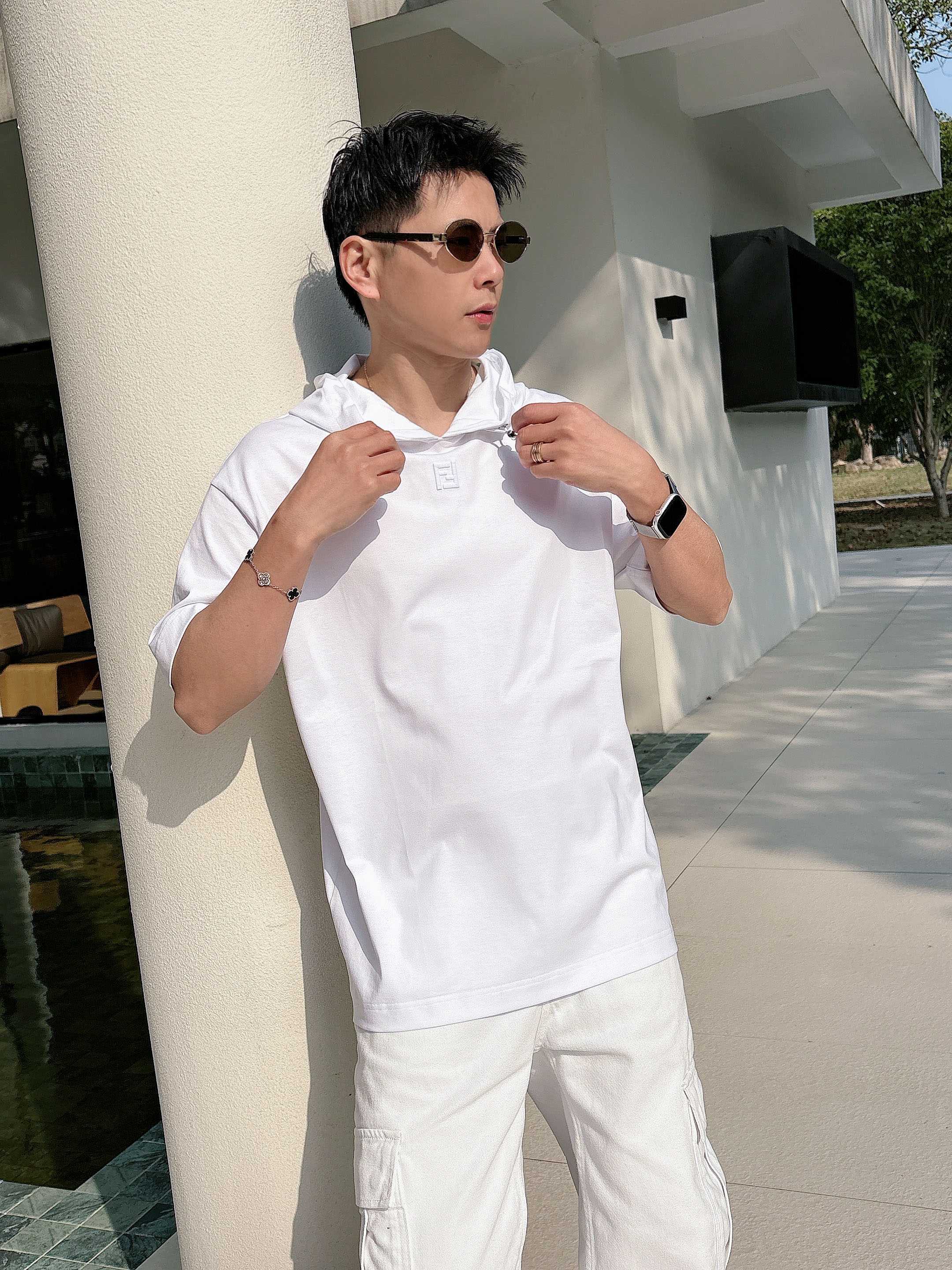 【 芬迪 2026春夏 · 高阶定制T恤】🔹 核心面料：秘鲁进口匹马棉 × 顶级丝光工艺🔹 核心体感：蚕