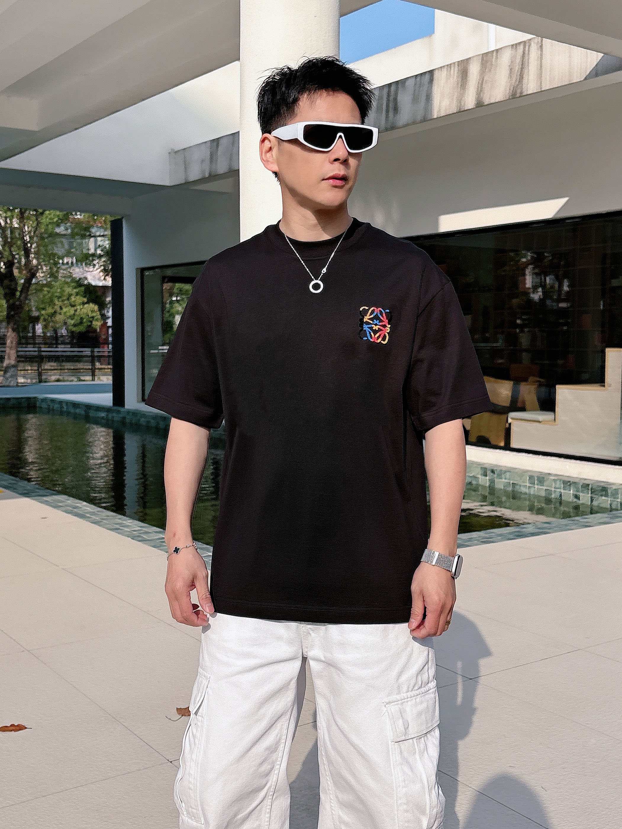 NO:746414,[Loewe 2026 Spring and Summer · High-end Customized T-shirts] The core fabric is Pima cotton imported from Peru × top-level mercerization process. The core body feels silky smooth, excellent breathability and not stuffy. The core process is heavy industry three-dimensional logo, counter-level precision stitching. The core version is crisp and neat, modifying the figure. Black and white two-color | S-3XL full size coverage AAA1, loewe, tees, t-shirt,19860909【 罗意威 2026春夏 · 高阶定制T恤】 核心面料秘鲁进口匹马棉 × 顶级丝光工艺 核心体感蚕丝般柔滑,卓越透气不闷热 核心工艺重工立体Logo,专柜级精密车线 核心版型挺括利落,修饰身材 黑 白 双色 | S-3XL全码覆盖 AAA1,,loewe,tees，t-shirt,,Men's clothing